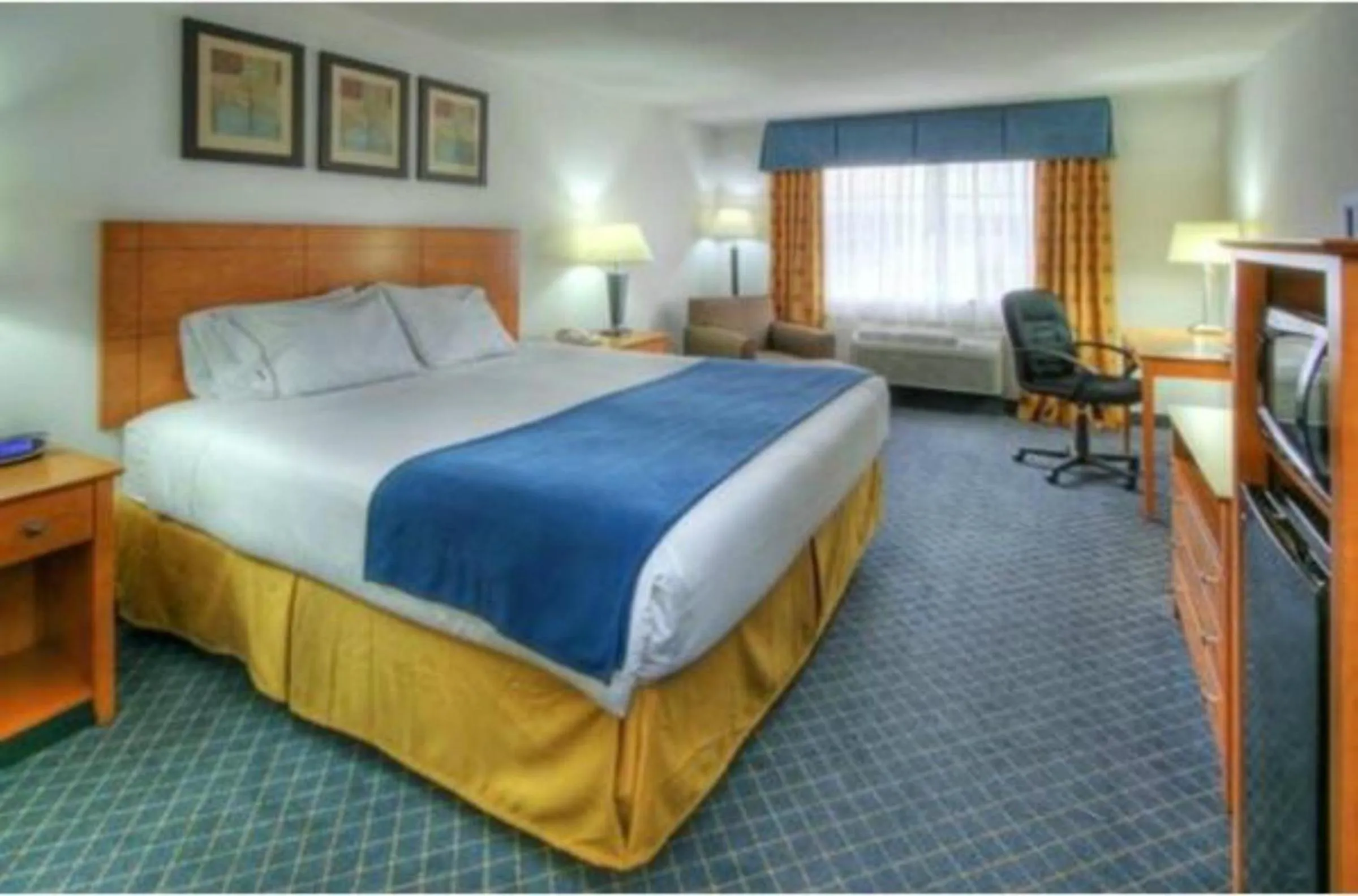 Bed in Holiday Inn Express Hotel & Suites Carlsbad by IHG