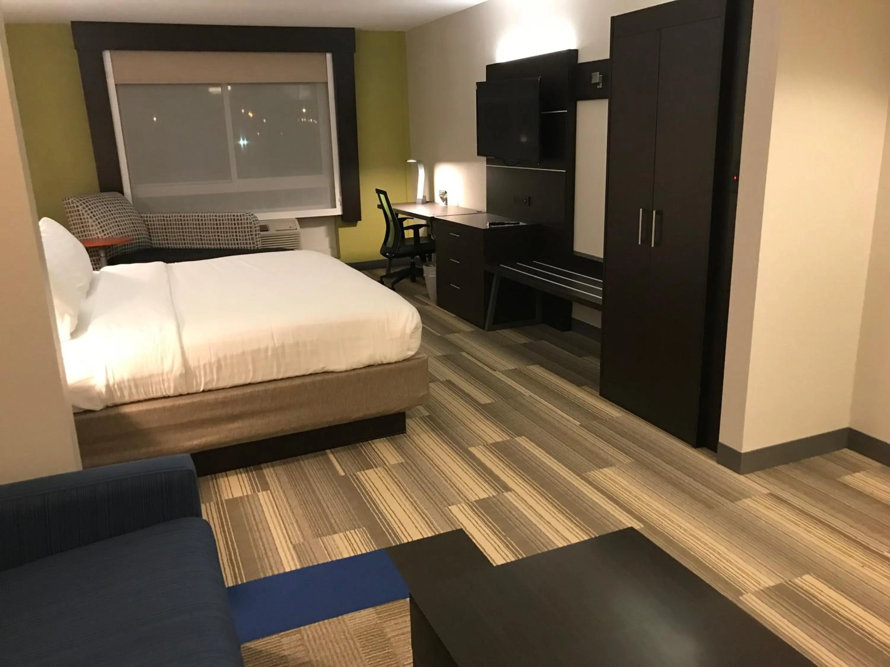 Photo of the whole room, Bed in Holiday Inn Express Hotel & Suites Canton by IHG