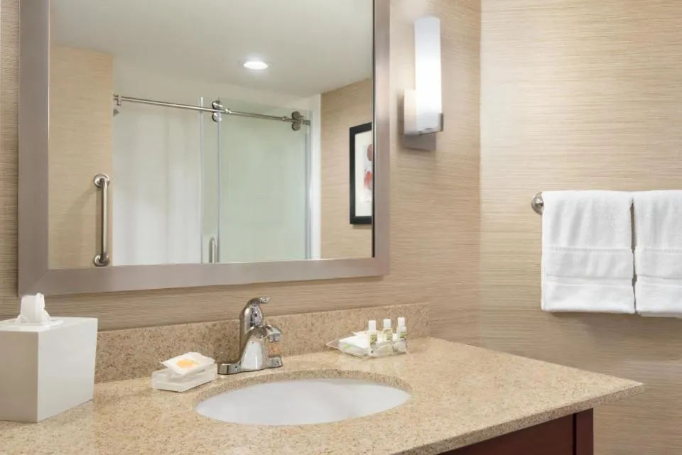 King Room - Mobility Access Tub - Non-Smoking in Holiday Inn Dubuque/Galena by IHG