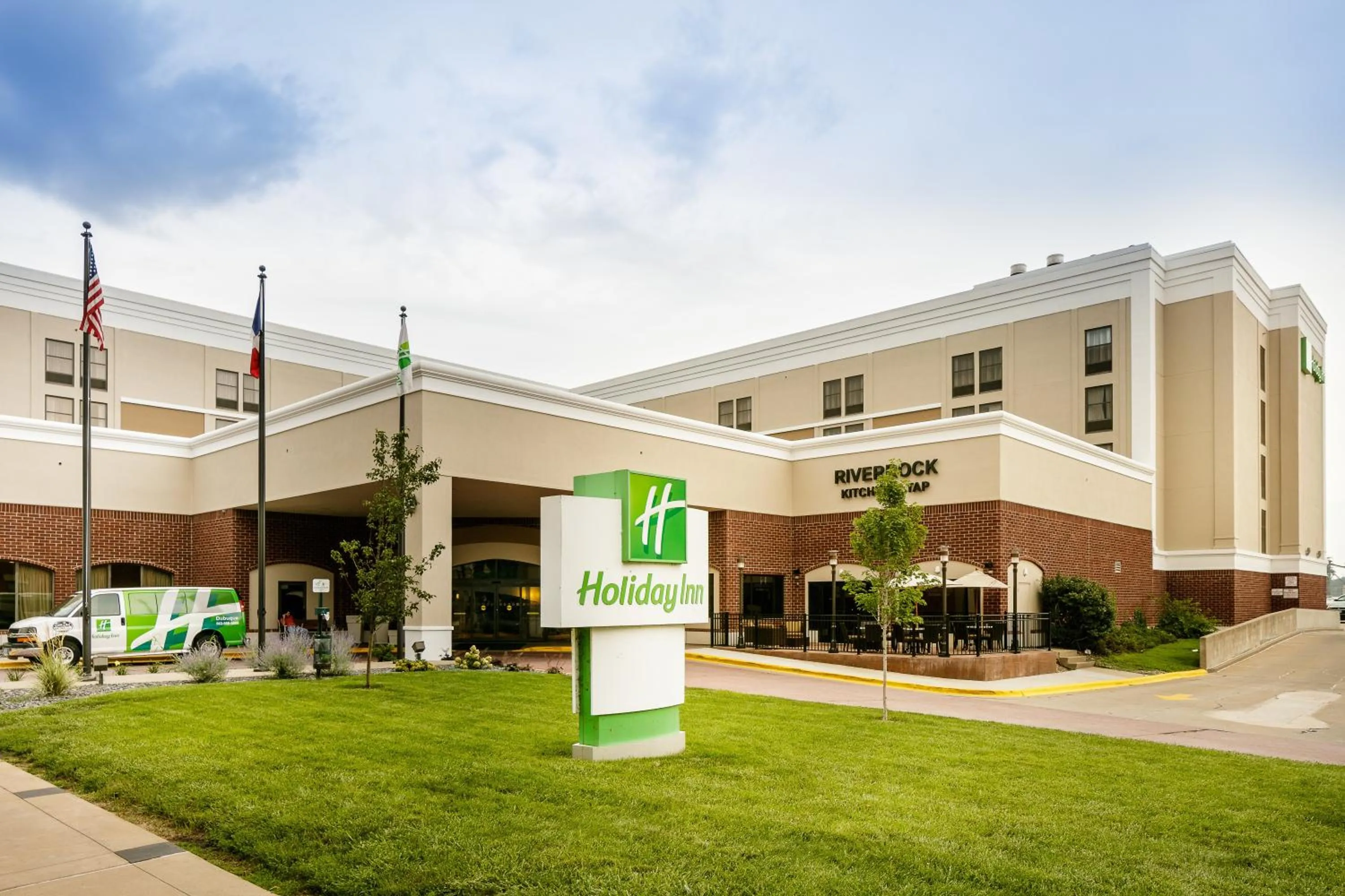 Property building in Holiday Inn Dubuque/Galena by IHG