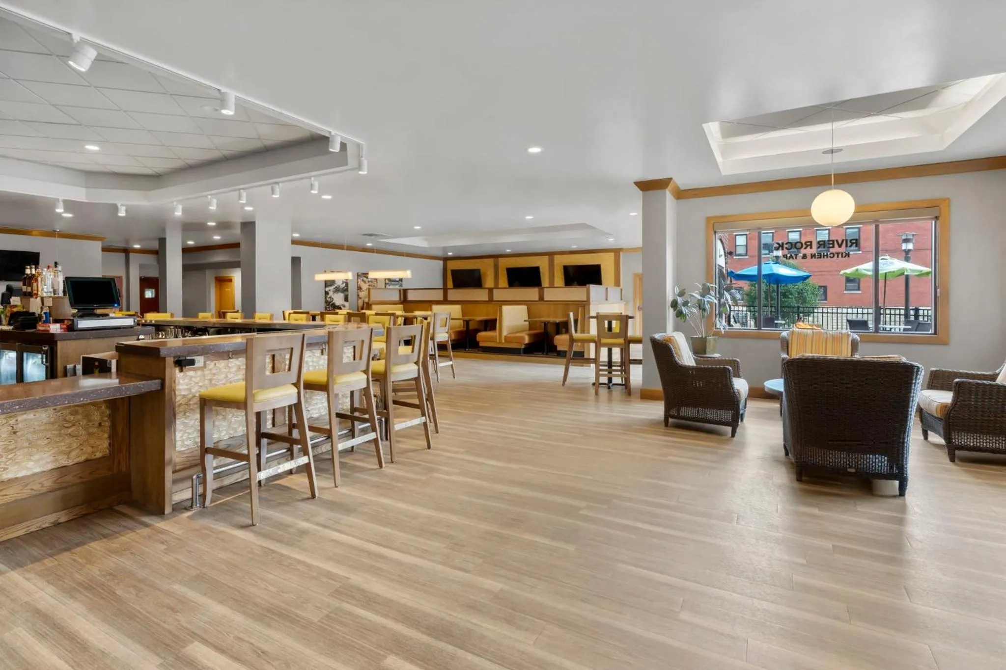 Restaurant/places to eat in Holiday Inn Dubuque/Galena by IHG