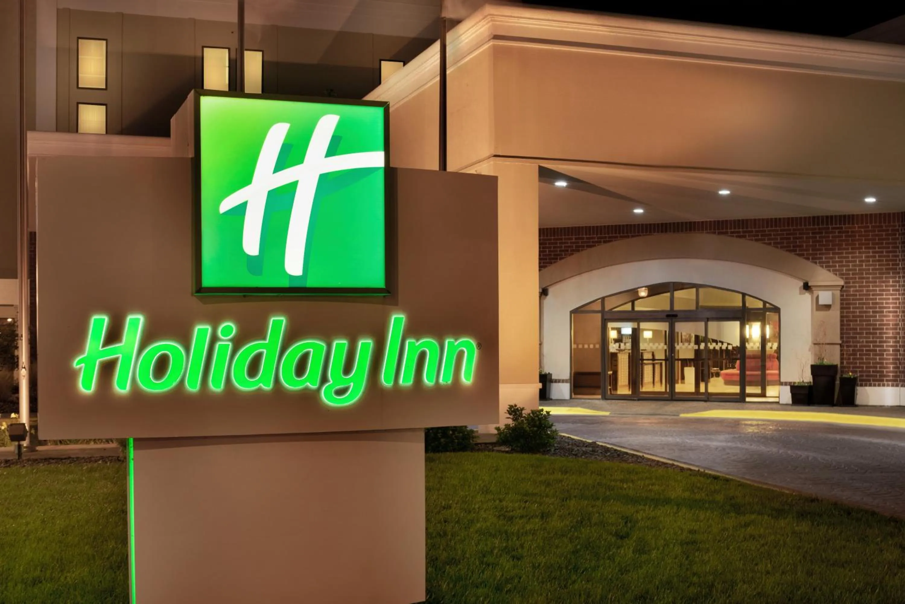 Property building in Holiday Inn Dubuque/Galena by IHG