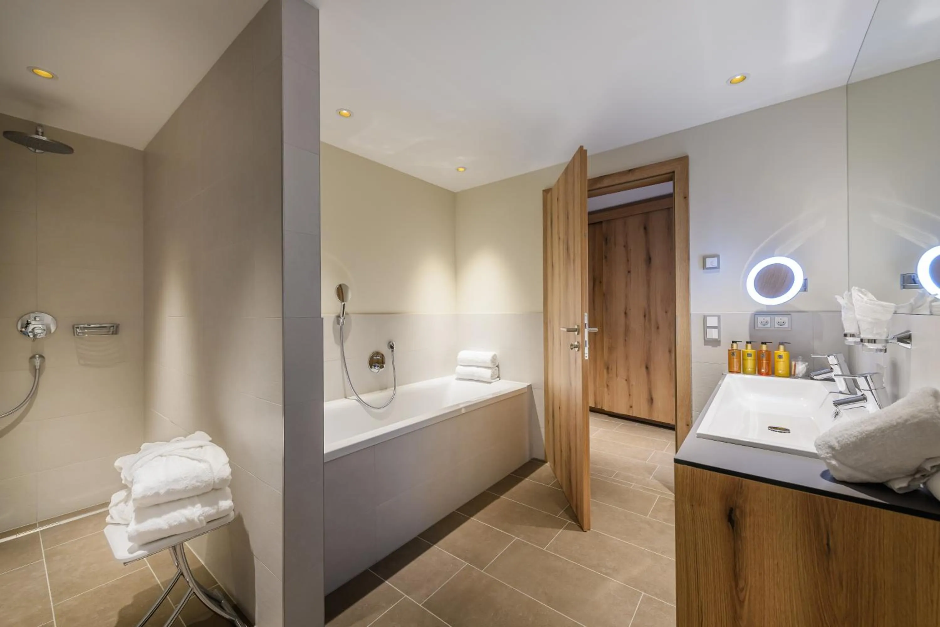 Bathroom, Bed in Alpinresort ValSaa - Sport & Spa