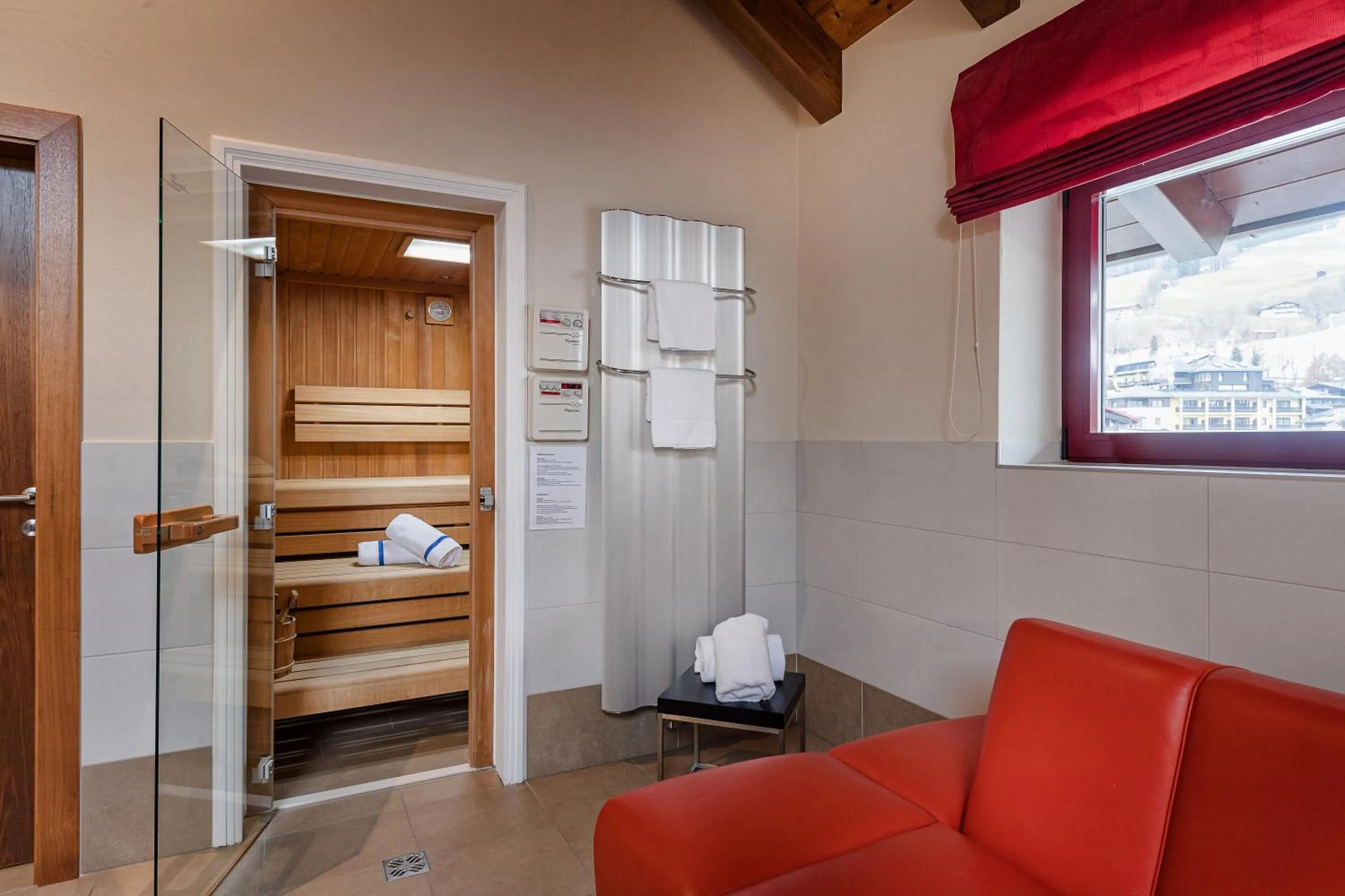 Bathroom, Bed in Alpinresort ValSaa - Sport & Spa