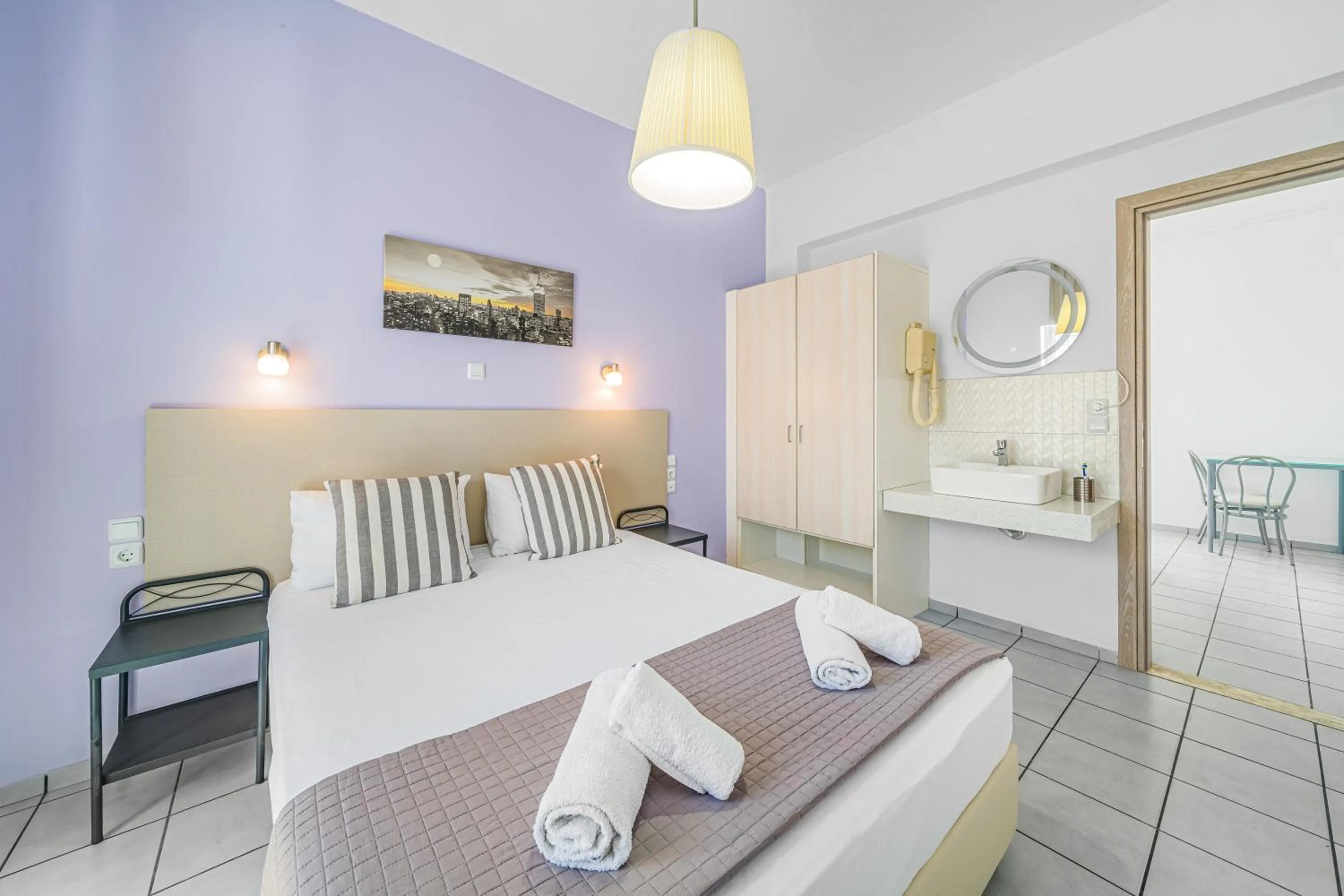 Photo of the whole room, Bed in Happy Days