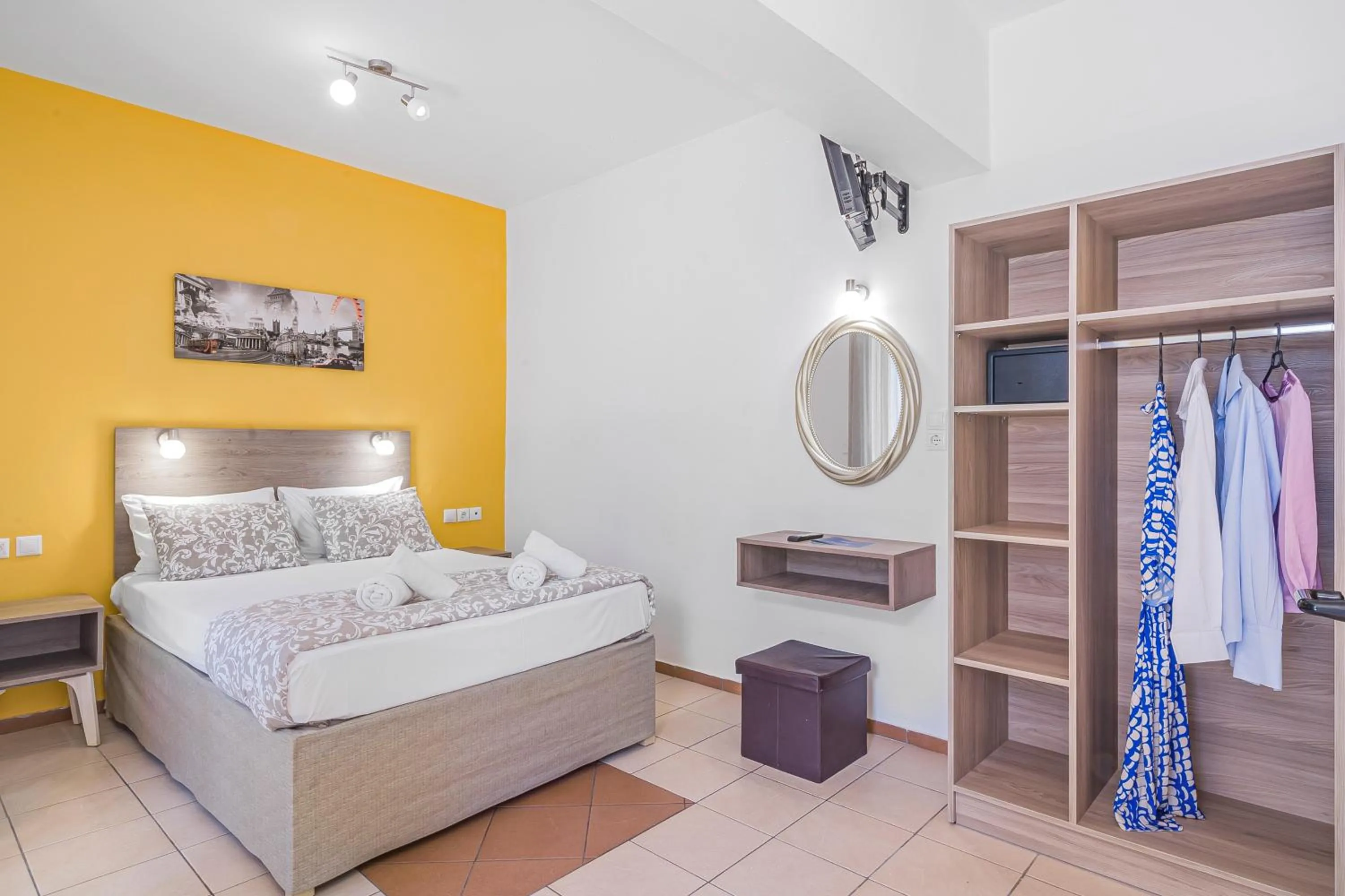 Photo of the whole room, Bed in Happy Days