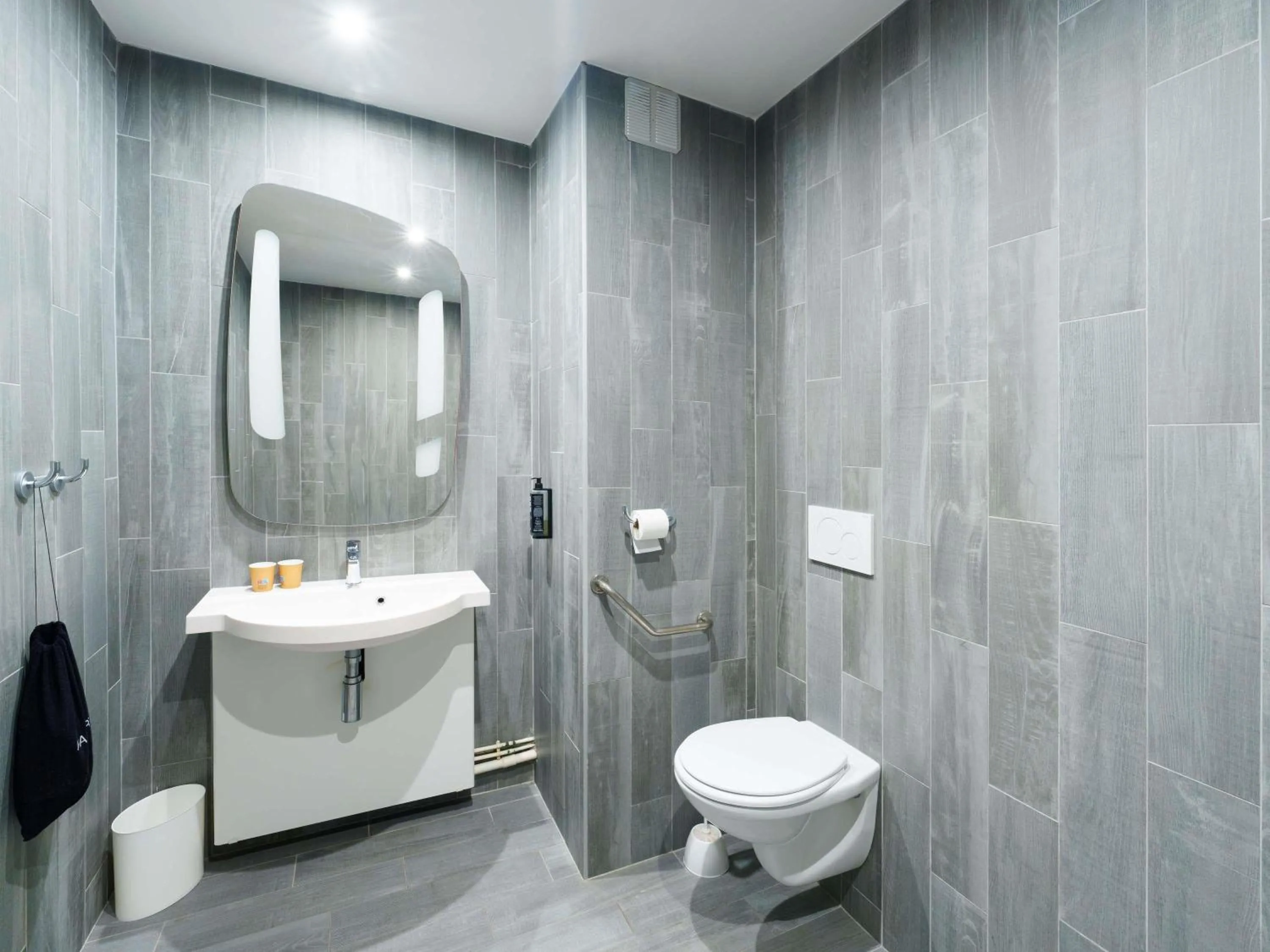 Bedroom in ibis Saint Quentin Basilique