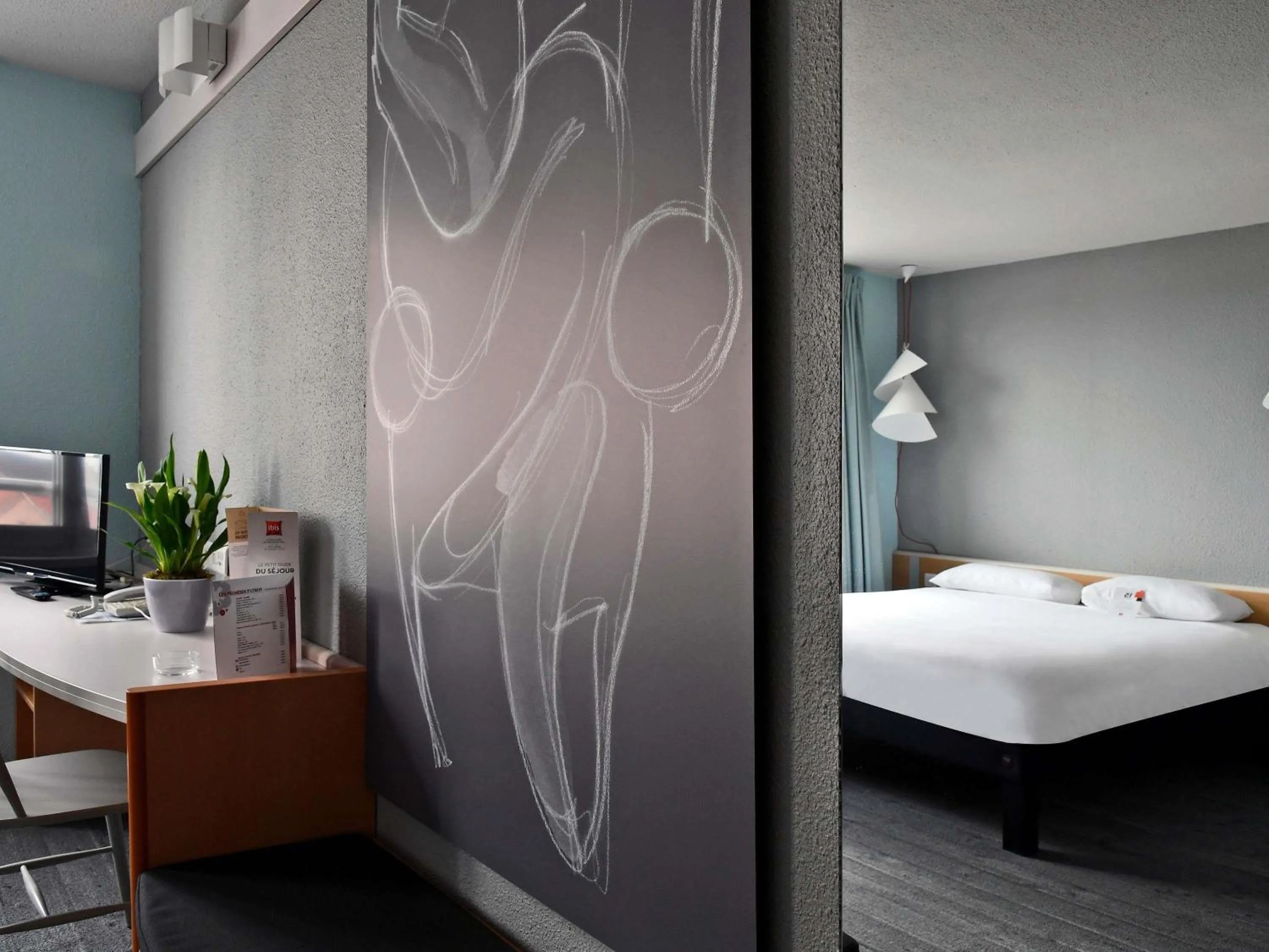 Bedroom, Bed in ibis Saint Quentin Basilique