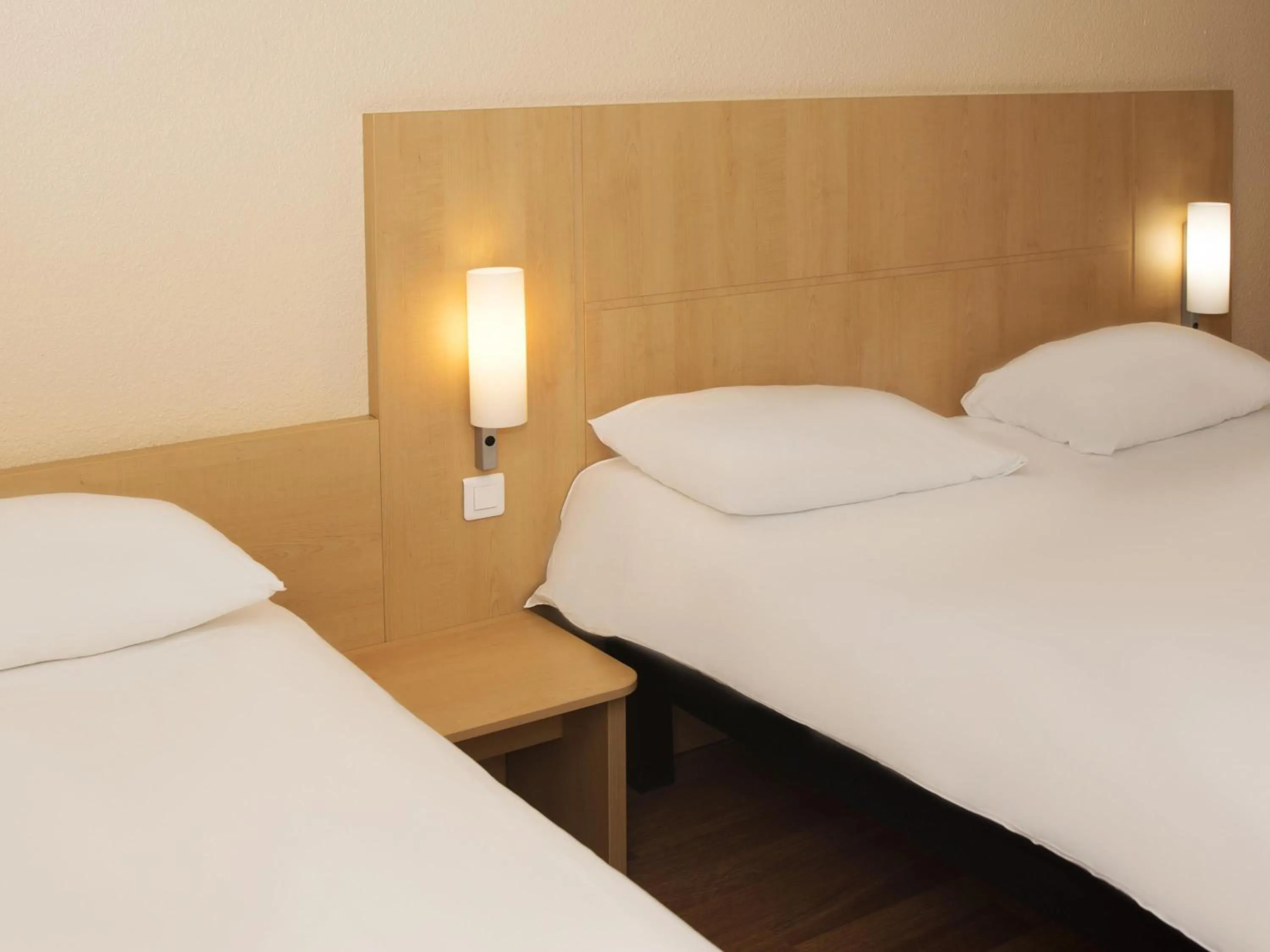 Bedroom, Bed in ibis Saint Quentin Basilique