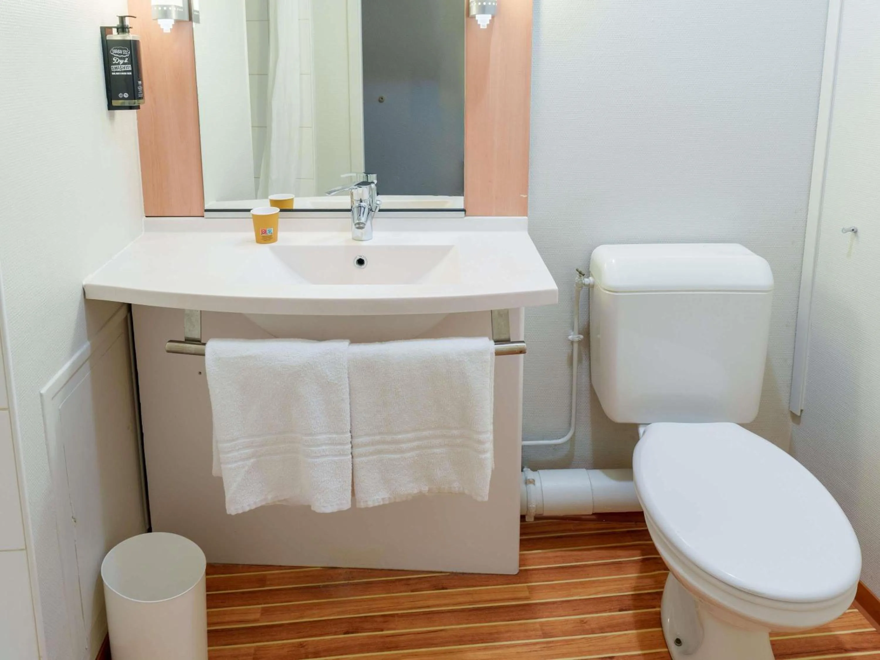 Bedroom in ibis Saint Quentin Basilique