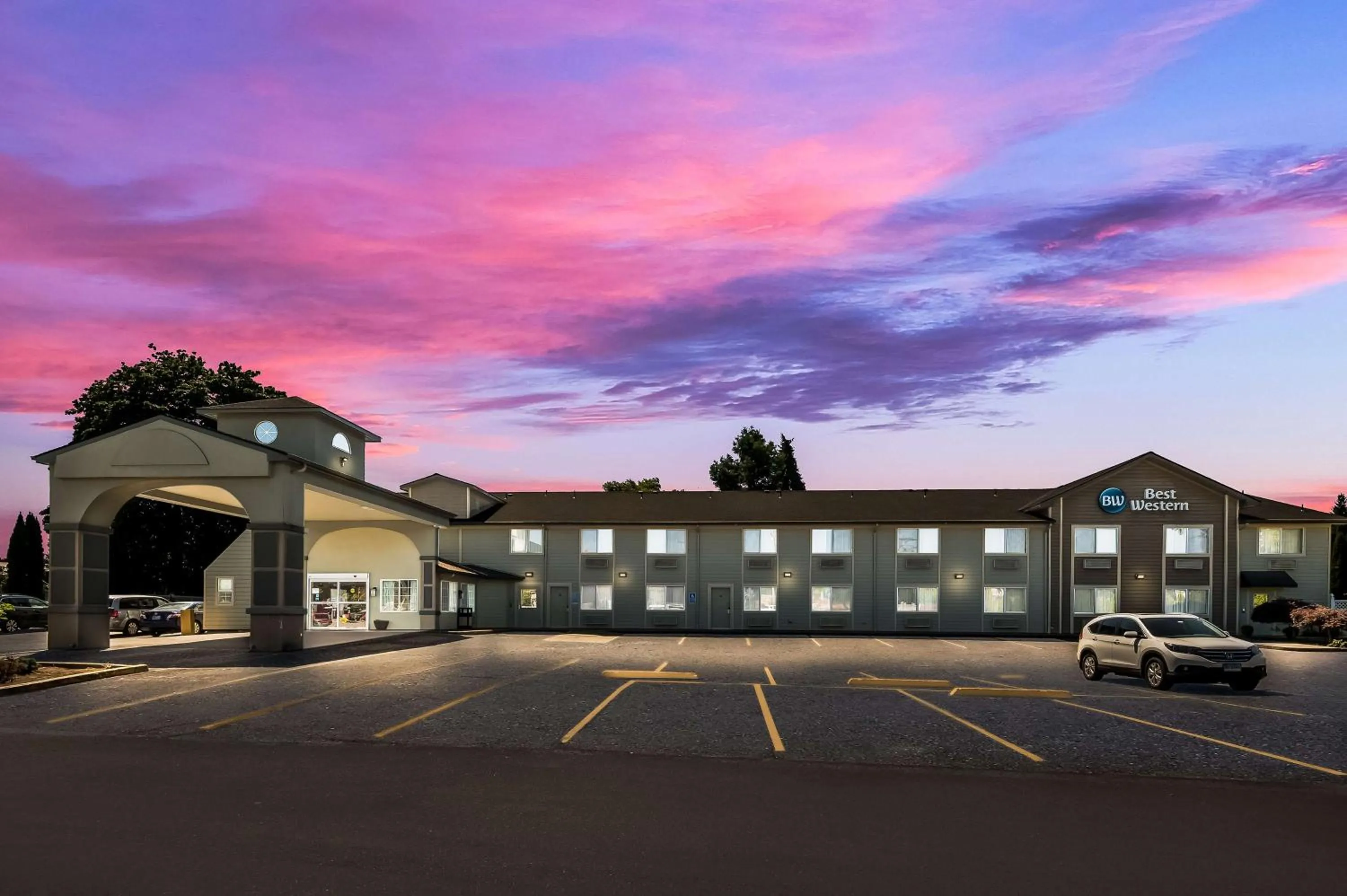 Property building in Best Western Cottage Grove Inn