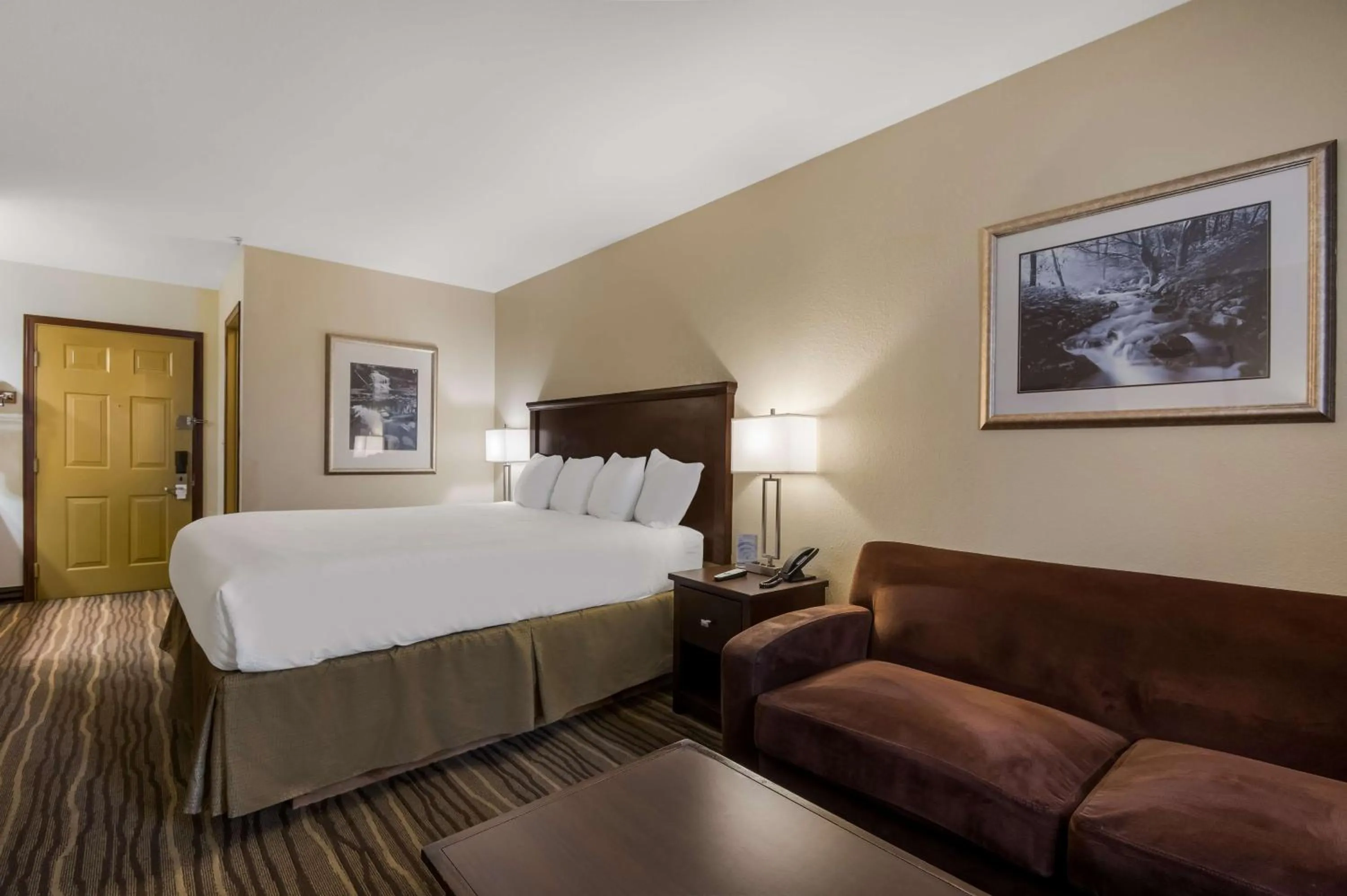 Bedroom, Bed in Best Western Cottage Grove Inn