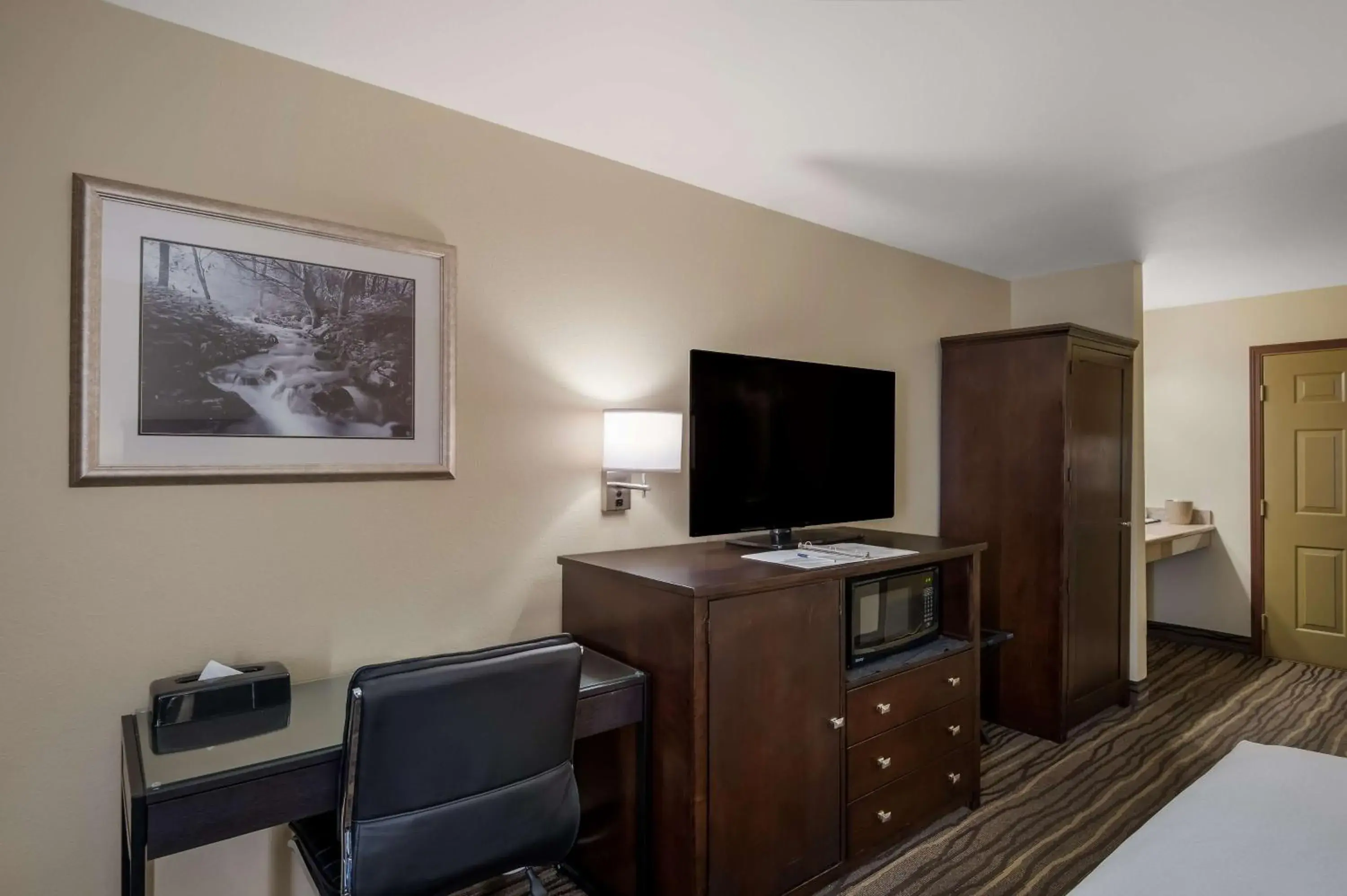 King Room with Roll-in Shower - Disability Access/Non-Smoking in Best Western Cottage Grove Inn King Room with Roll-in Shower - Disability Access/Non-Smoking in Best Western Cottage Grove Inn