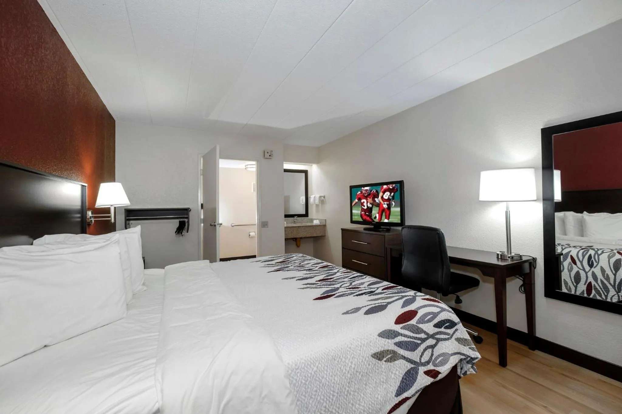 Bedroom, Bed in Red Roof Inn Cleveland - Medina