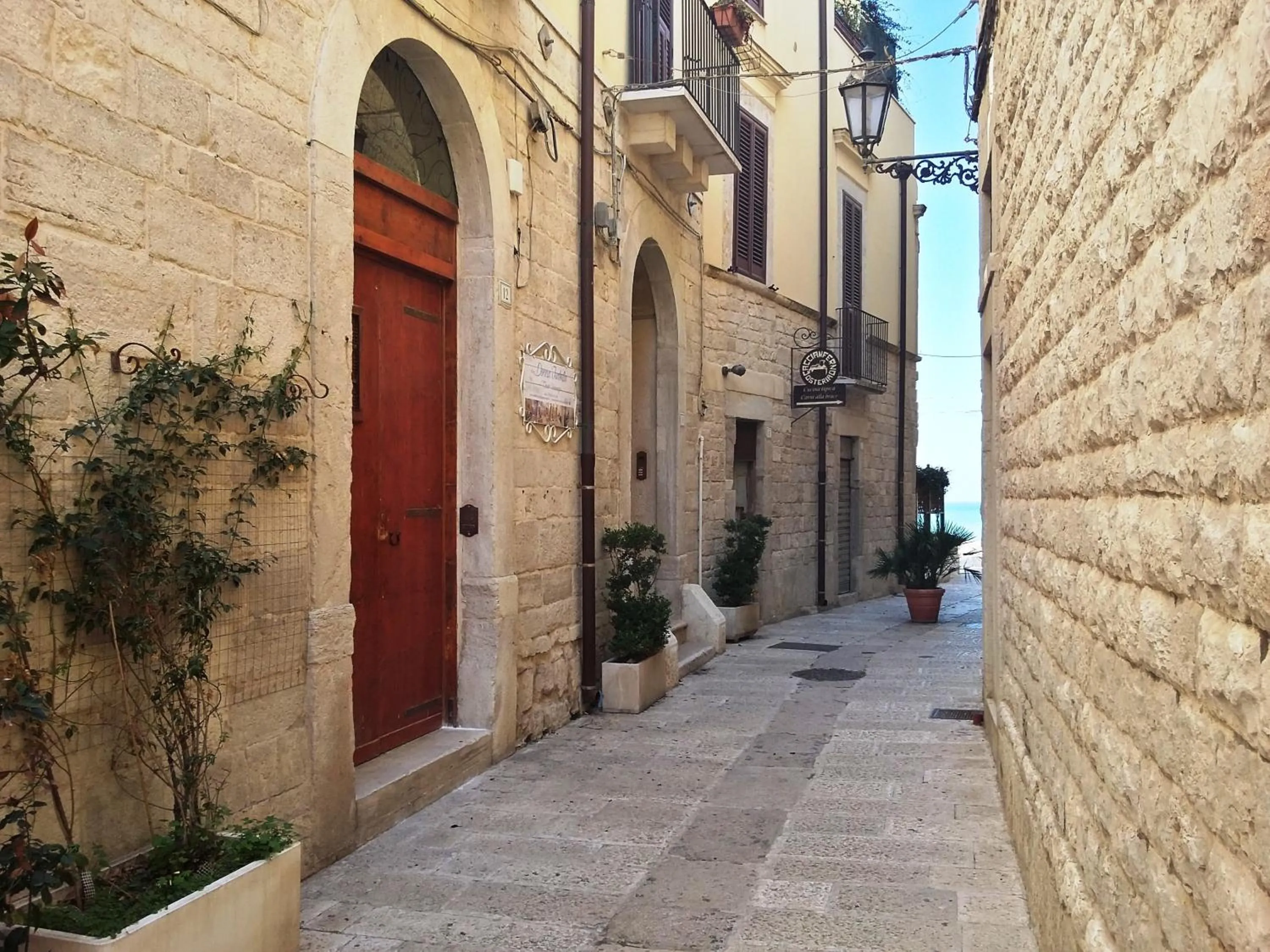 Facade/entrance in Donna Isabella