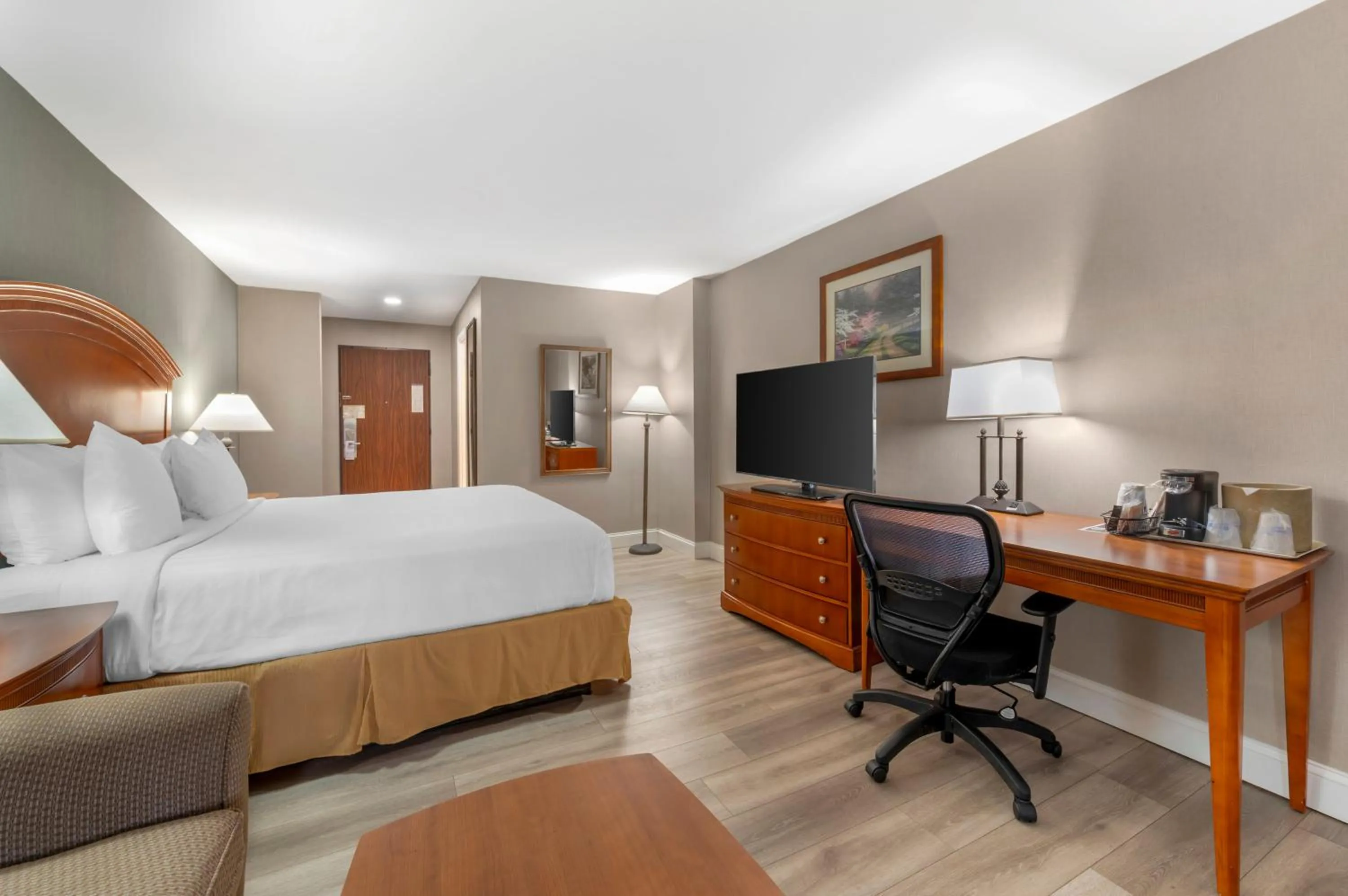 Bed in Best Western Manassas