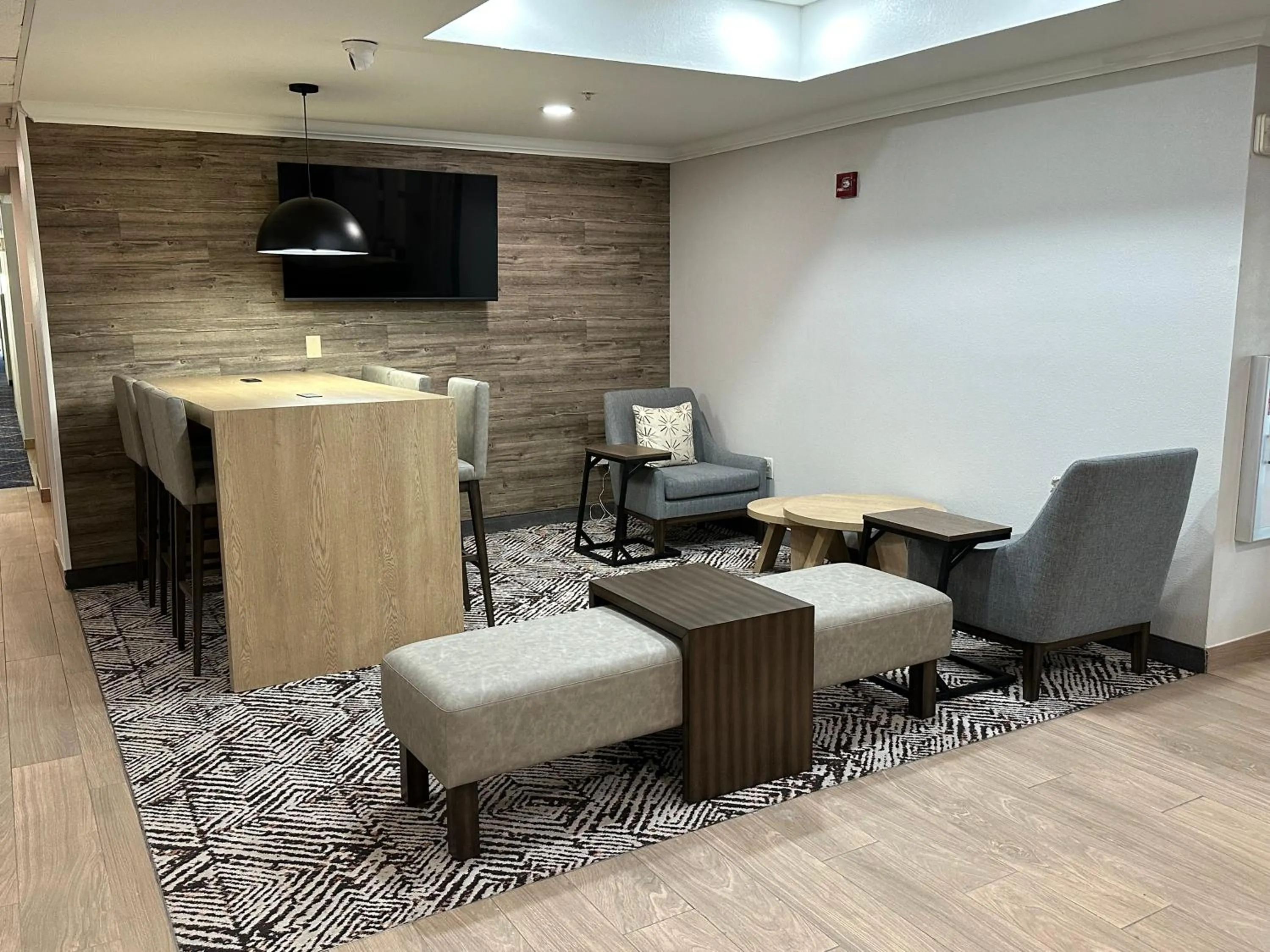 Communal lounge/ TV room in Candlewood Suites Conway by IHG