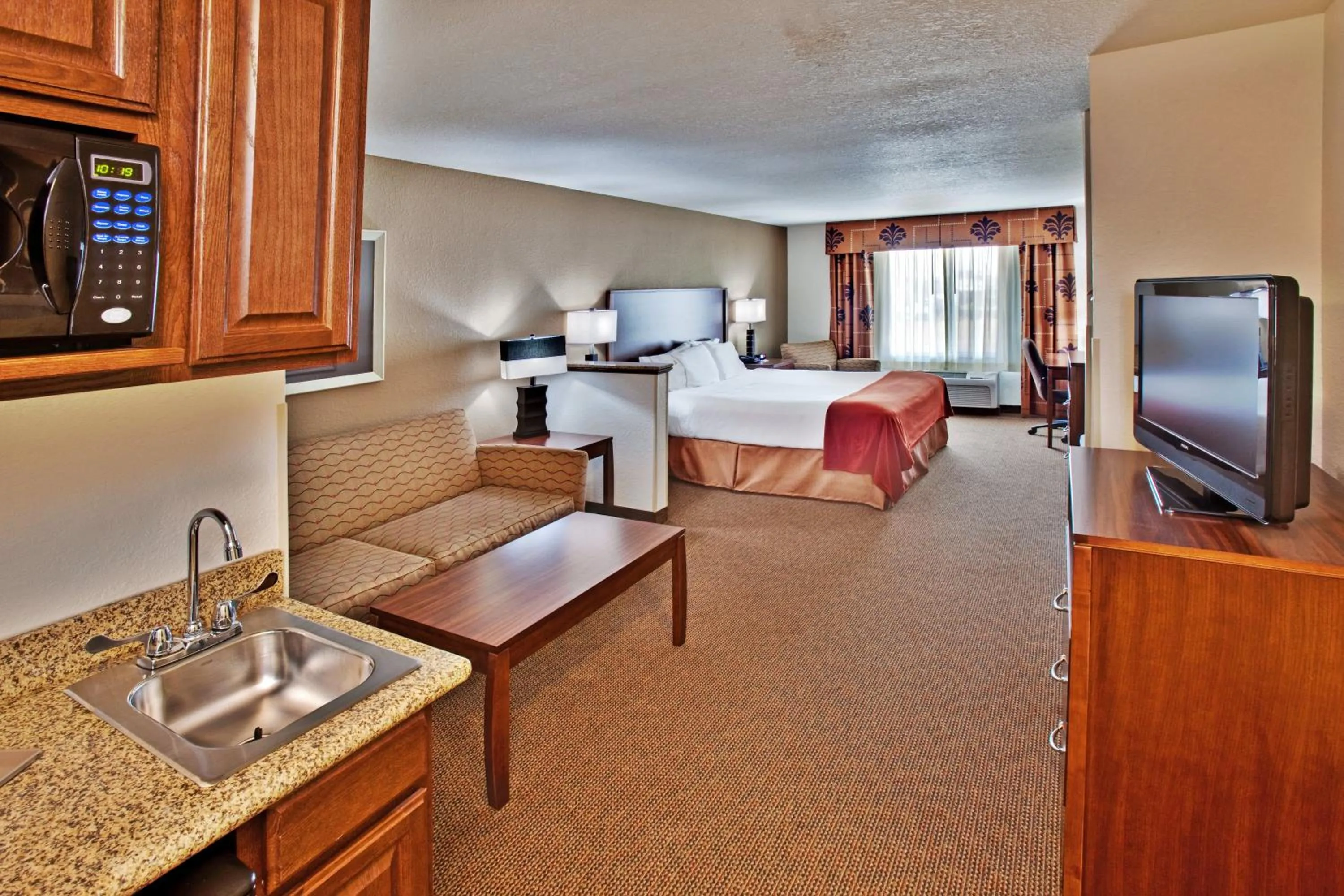 Photo of the whole room in Holiday Inn Express Hotel & Suites - Dubuque West by IHG