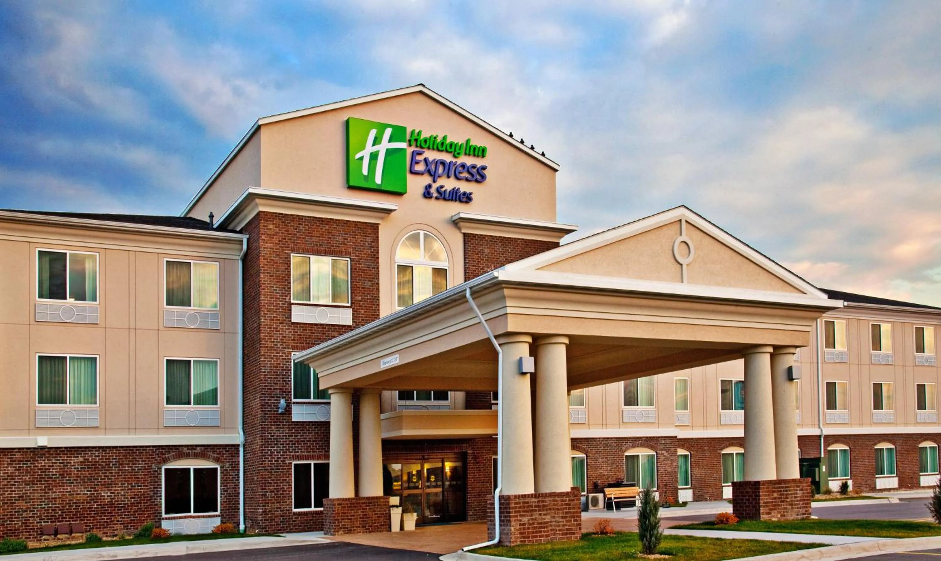 Property building in Holiday Inn Express Hotel & Suites - Dubuque West by IHG