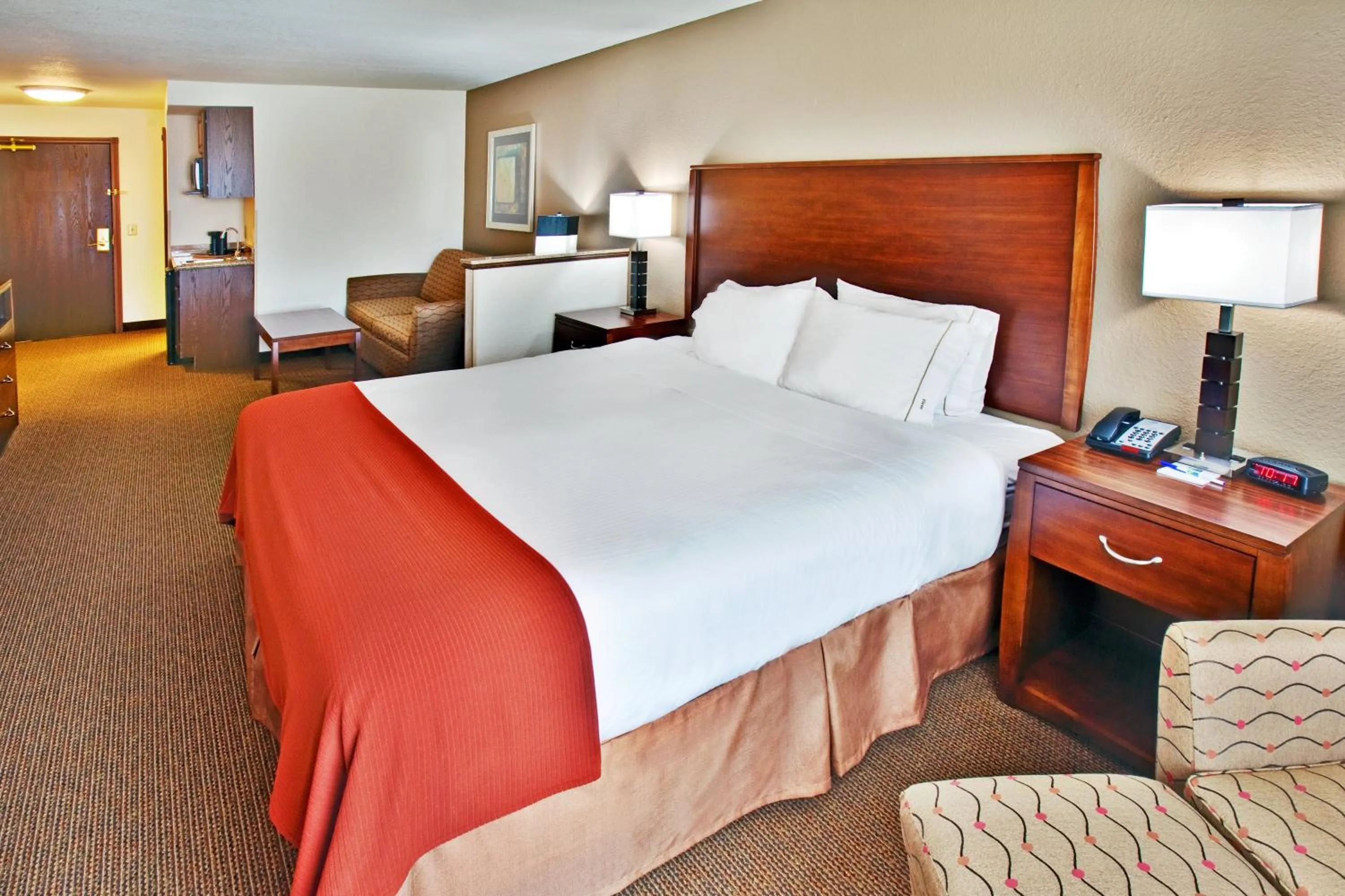 Photo of the whole room, Bed in Holiday Inn Express Hotel & Suites - Dubuque West by IHG
