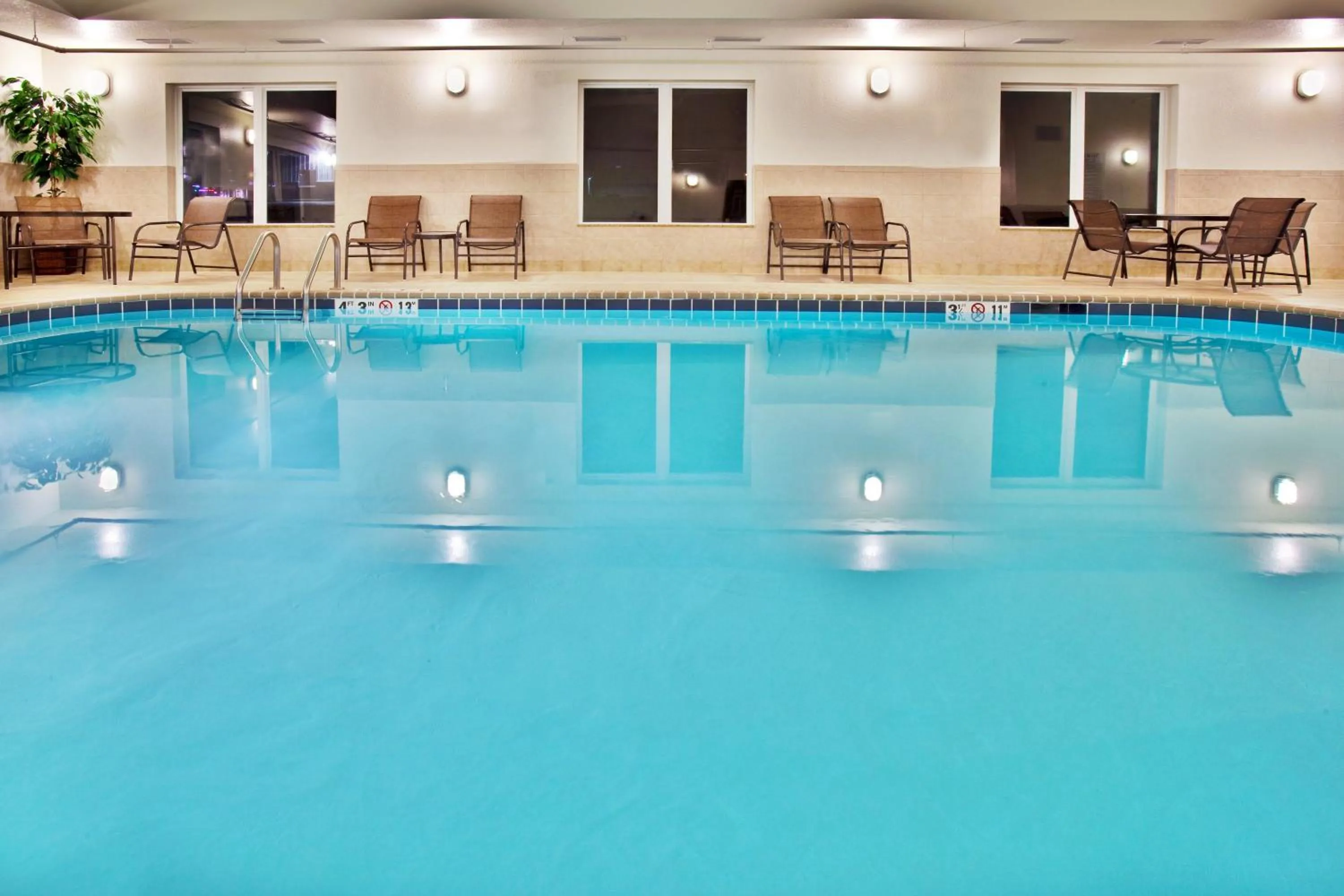Swimming pool in Holiday Inn Express Hotel & Suites - Dubuque West by IHG