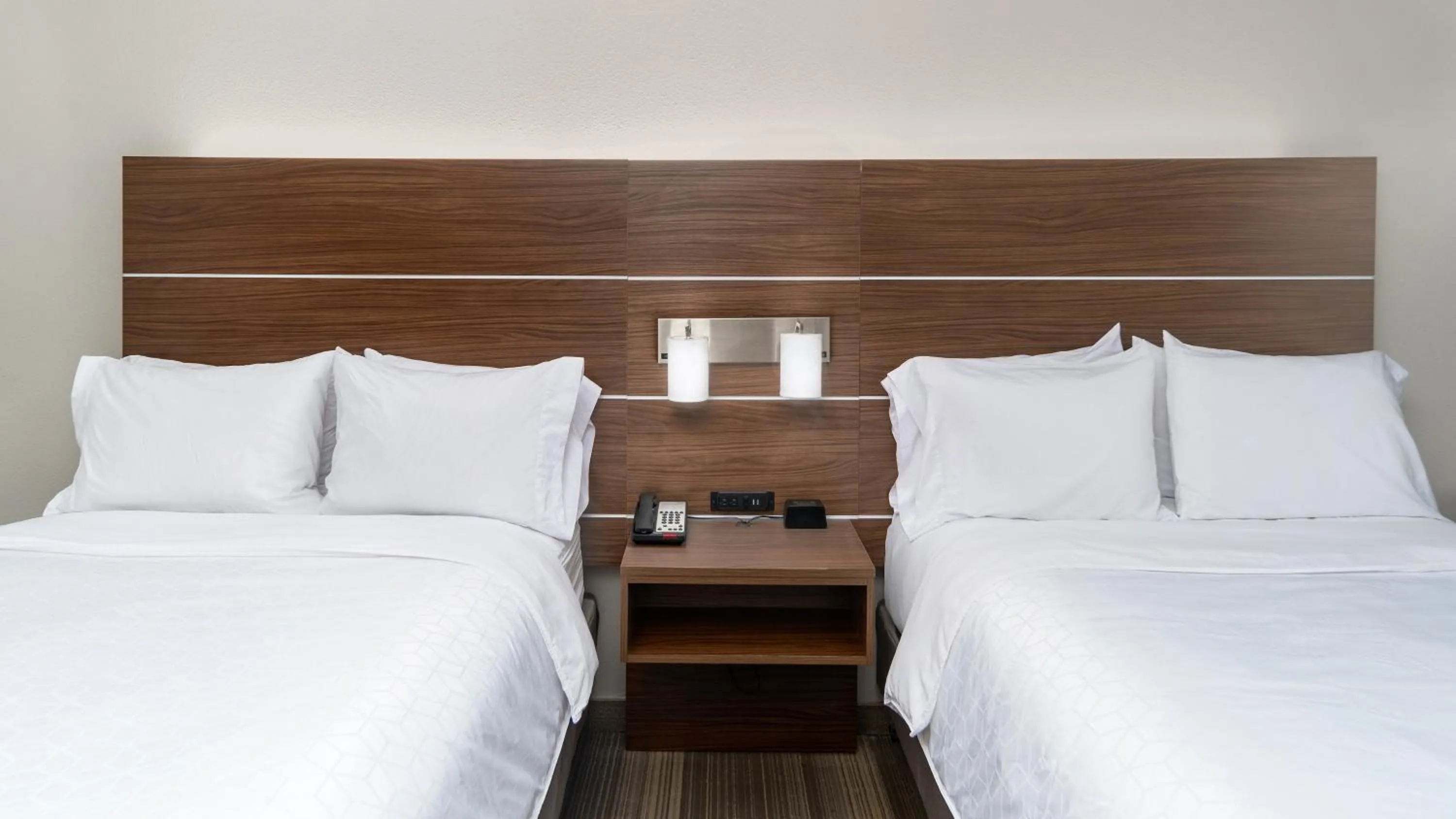 Photo of the whole room, Bed in Holiday Inn Express & Suites Dinuba West by IHG