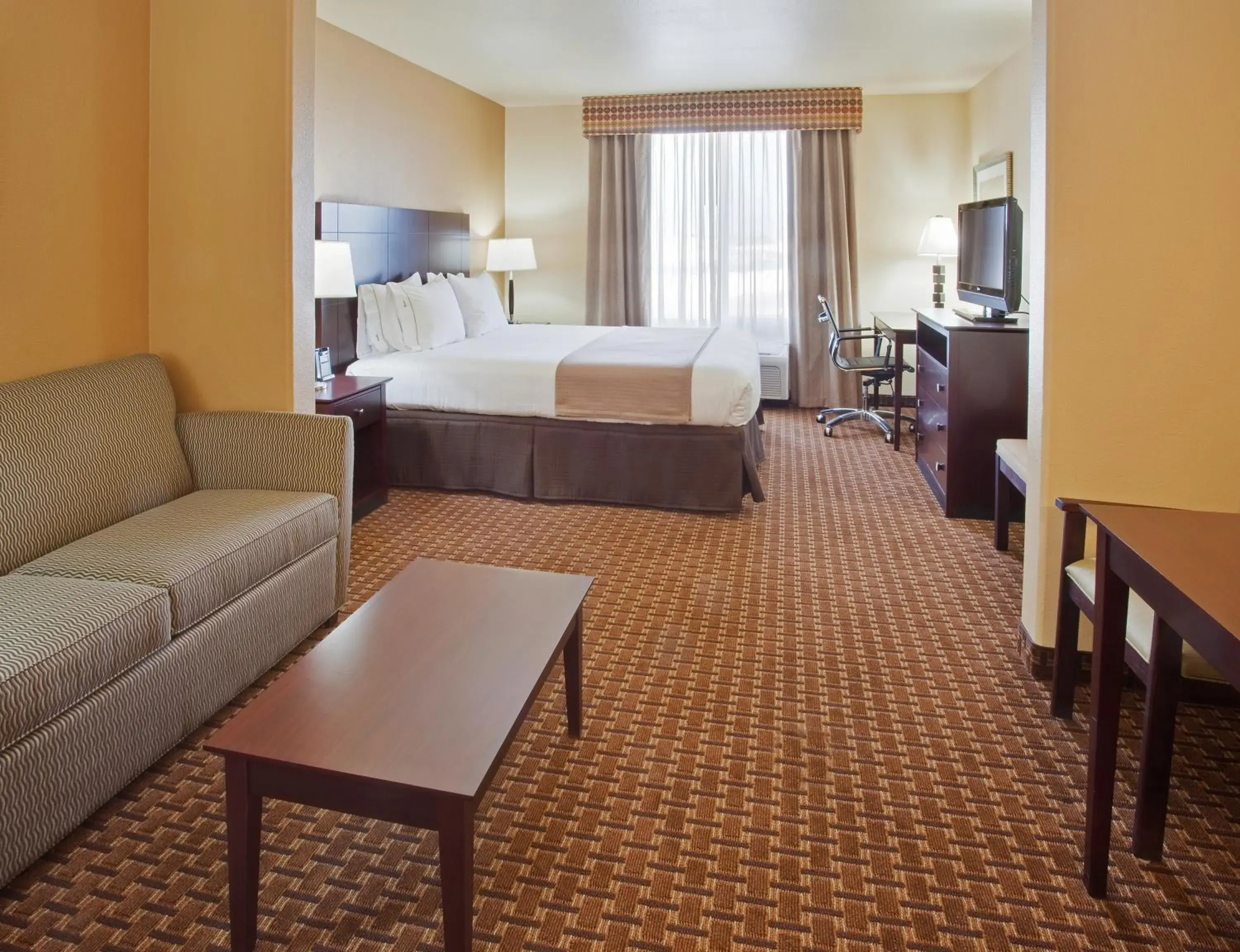 Suite - Mobility Access/Hearing Accessible in Holiday Inn Express & Suites Dinuba West by IHG Suite - Mobility Access/Hearing Accessible in Holiday Inn Express & Suites Dinuba West by IHG