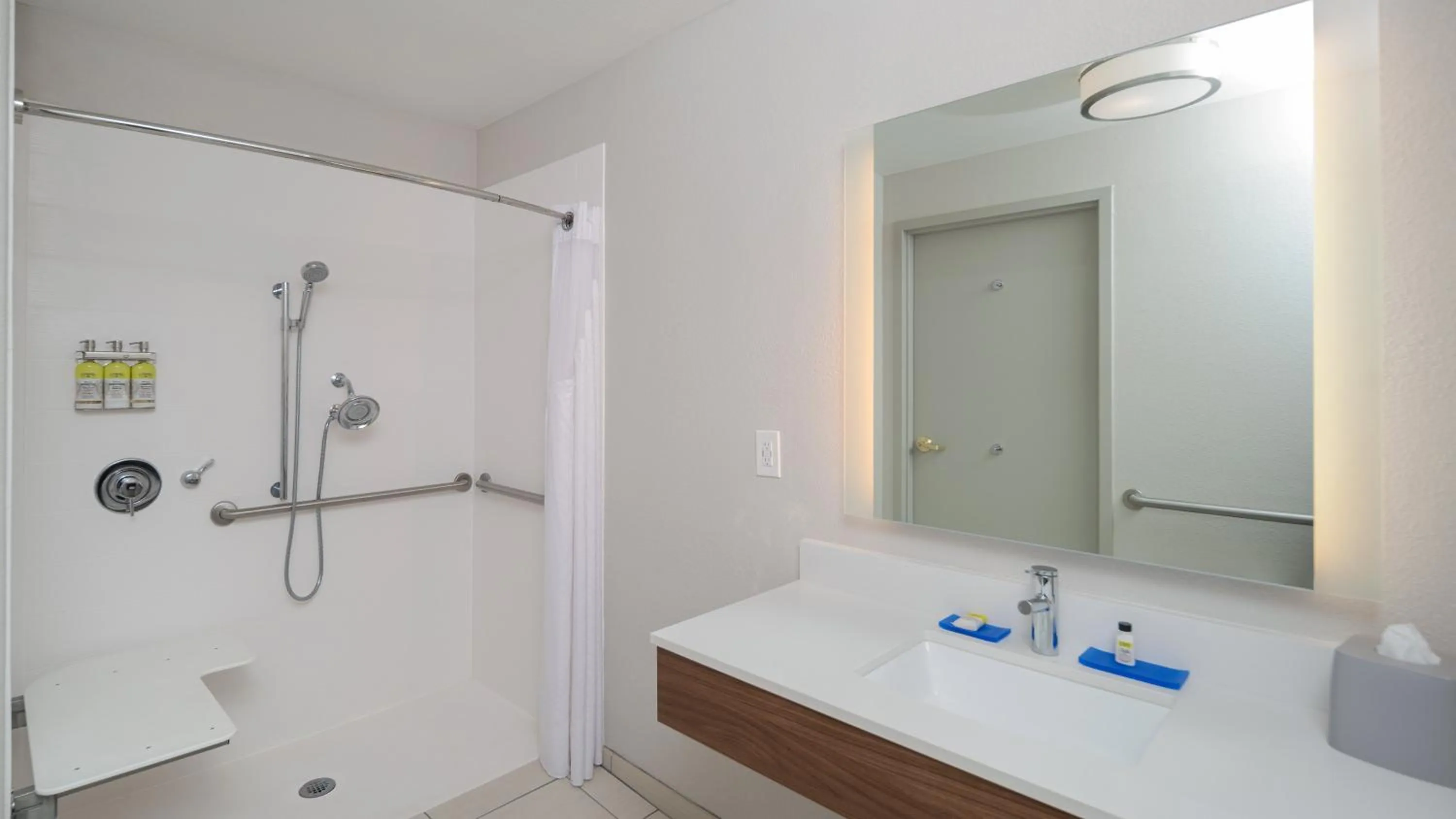 Bathroom in Holiday Inn Express & Suites Dinuba West by IHG
