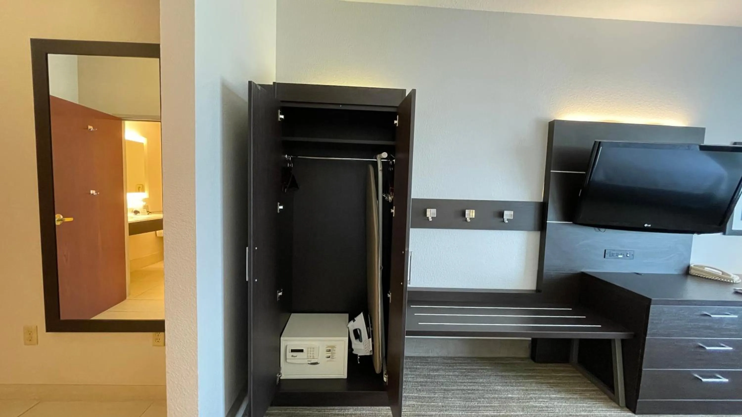 Photo of the whole room, Bed in Holiday Inn Express Hotel & Suites Decatur, TX by IHG