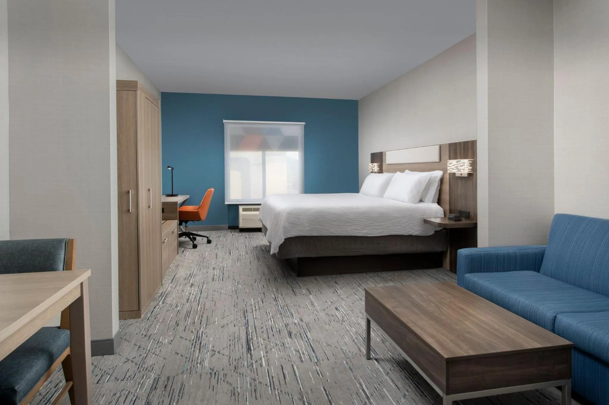 Photo of the whole room, Bed in Holiday Inn Express & Suites Knoxville-Clinton by IHG
