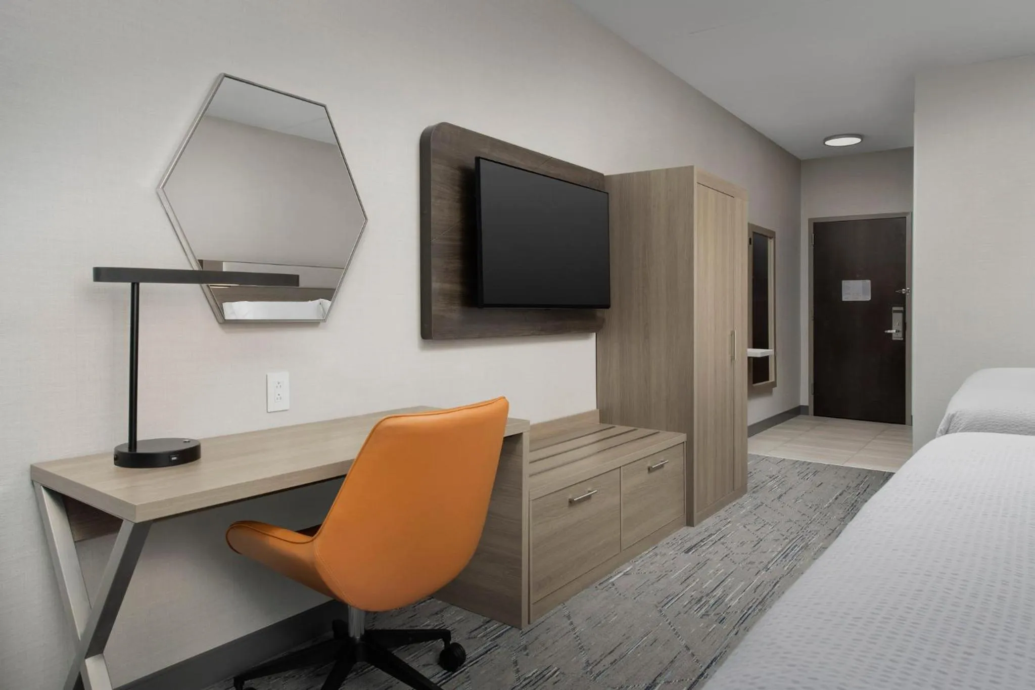 Photo of the whole room, Bed in Holiday Inn Express & Suites Knoxville-Clinton by IHG