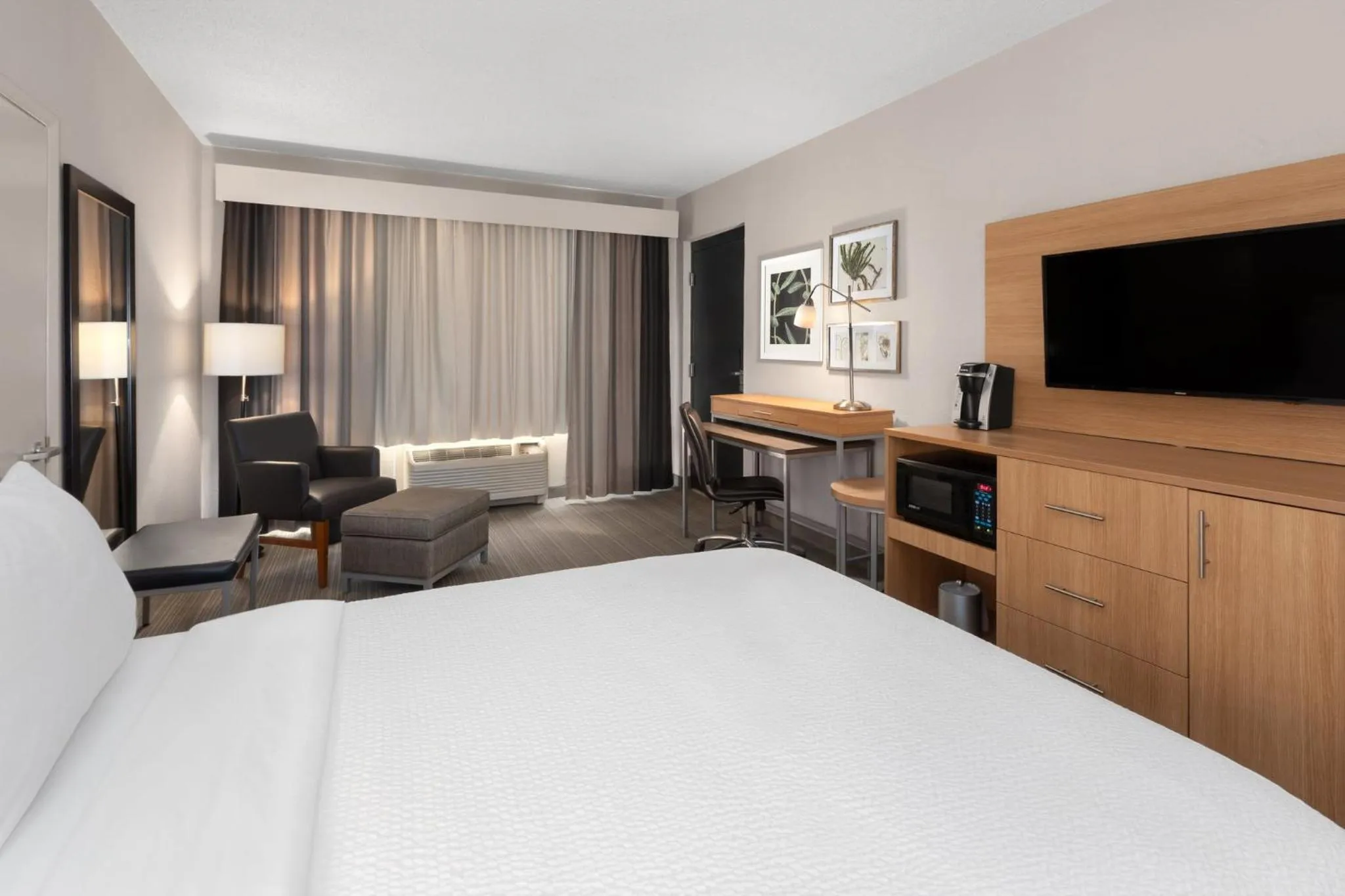 Photo of the whole room, Bed in Holiday Inn El Paso West – Sunland Park by IHG