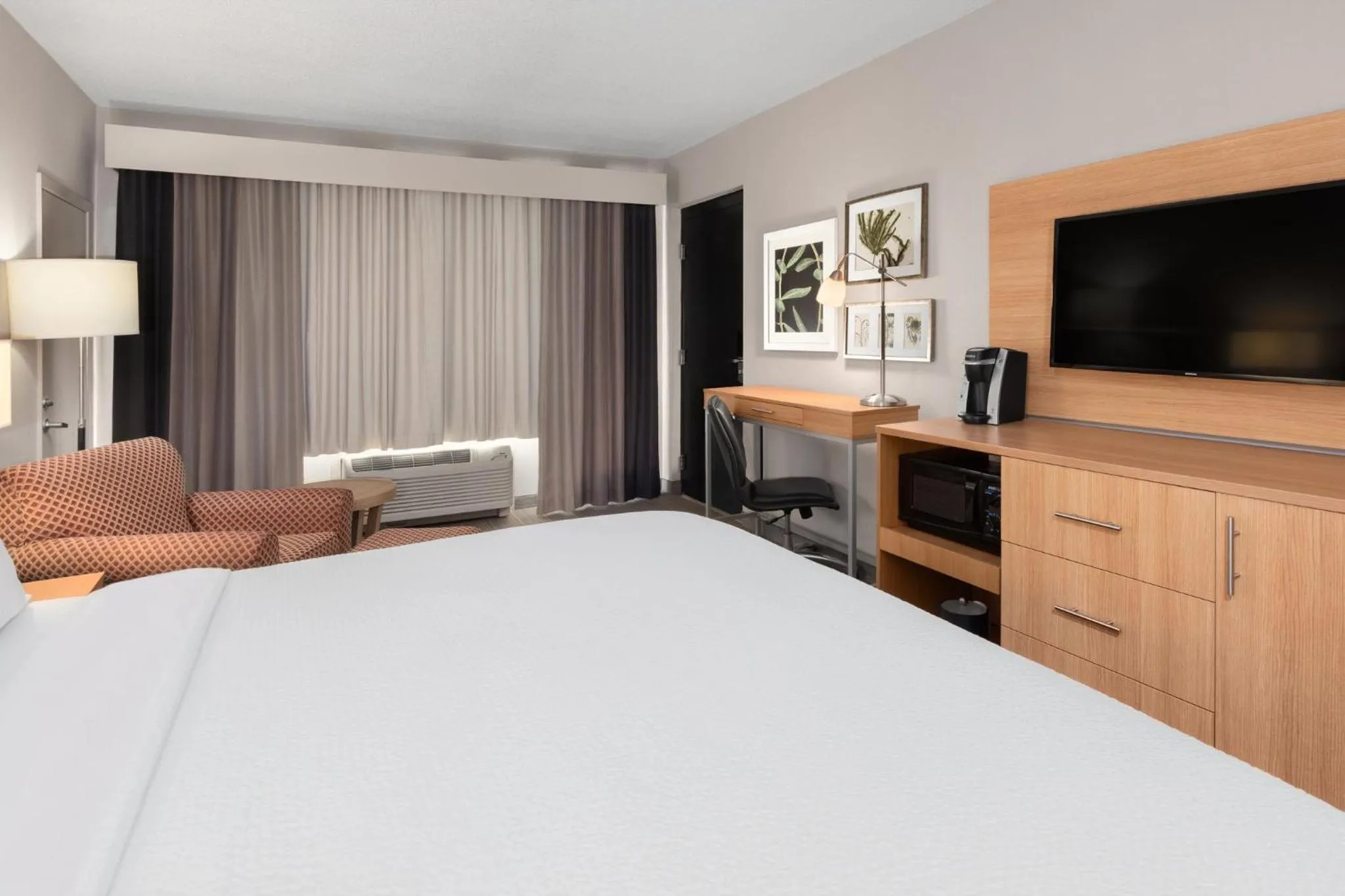 Photo of the whole room, Bed in Holiday Inn El Paso West – Sunland Park by IHG