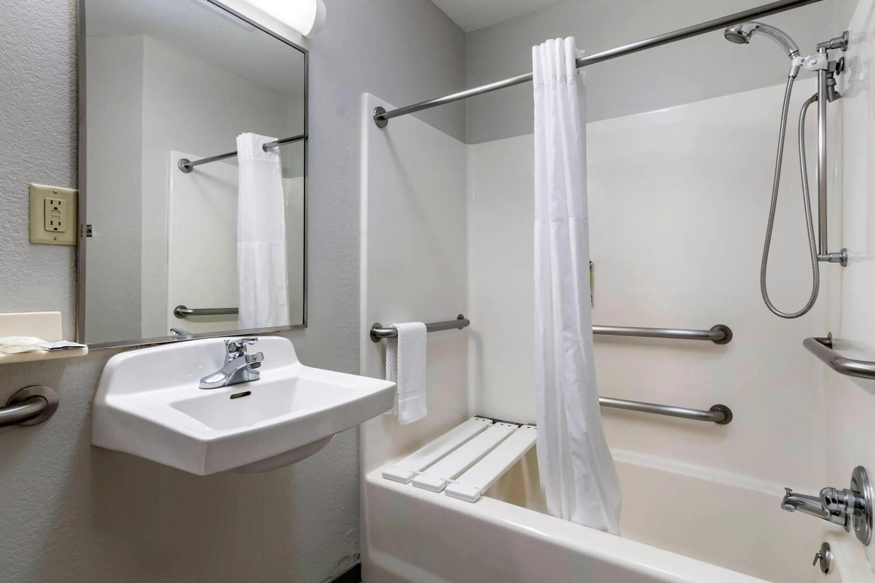 Bedroom in MainStay Suites Emporia