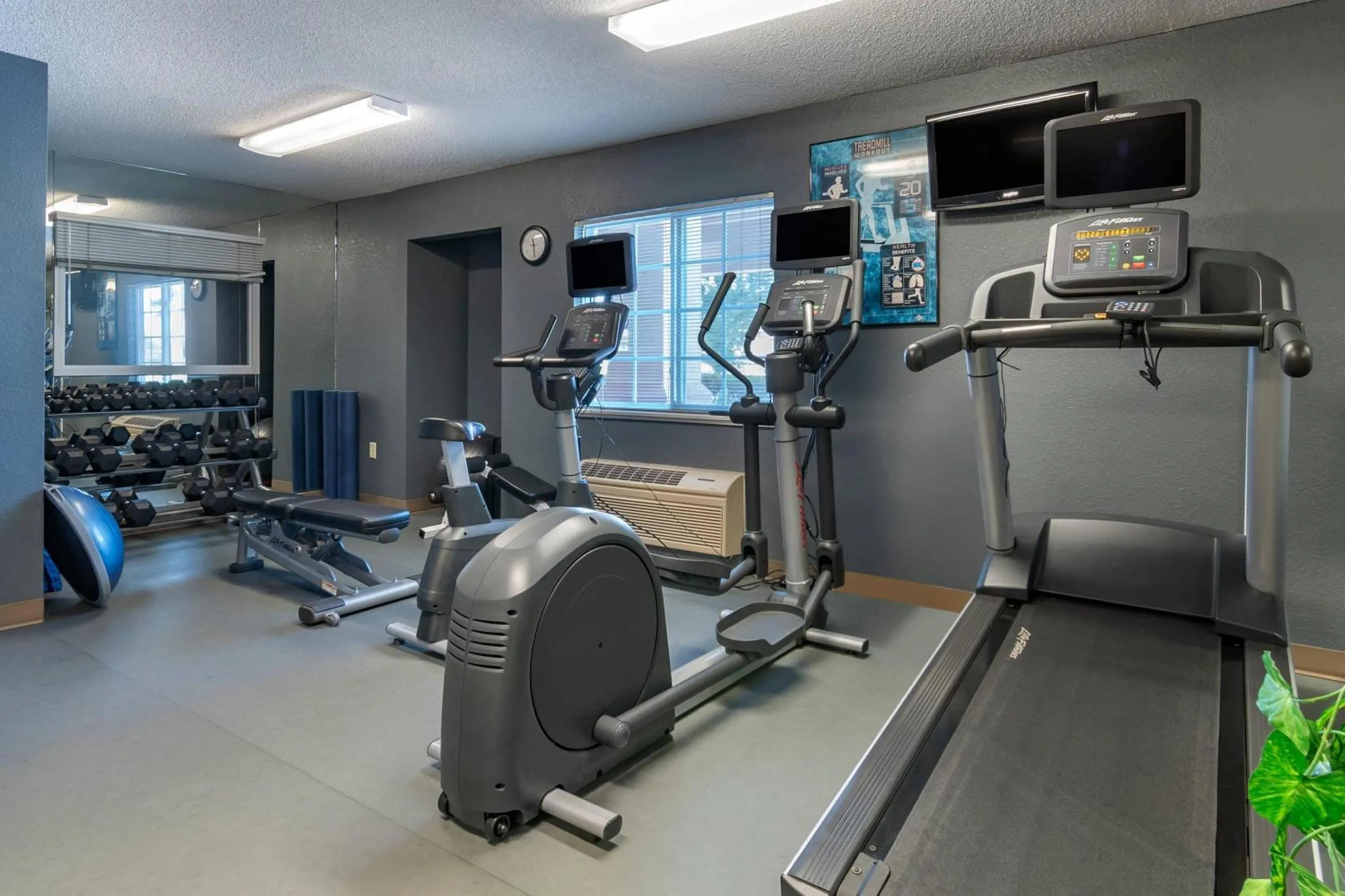 Fitness centre/facilities in MainStay Suites Emporia