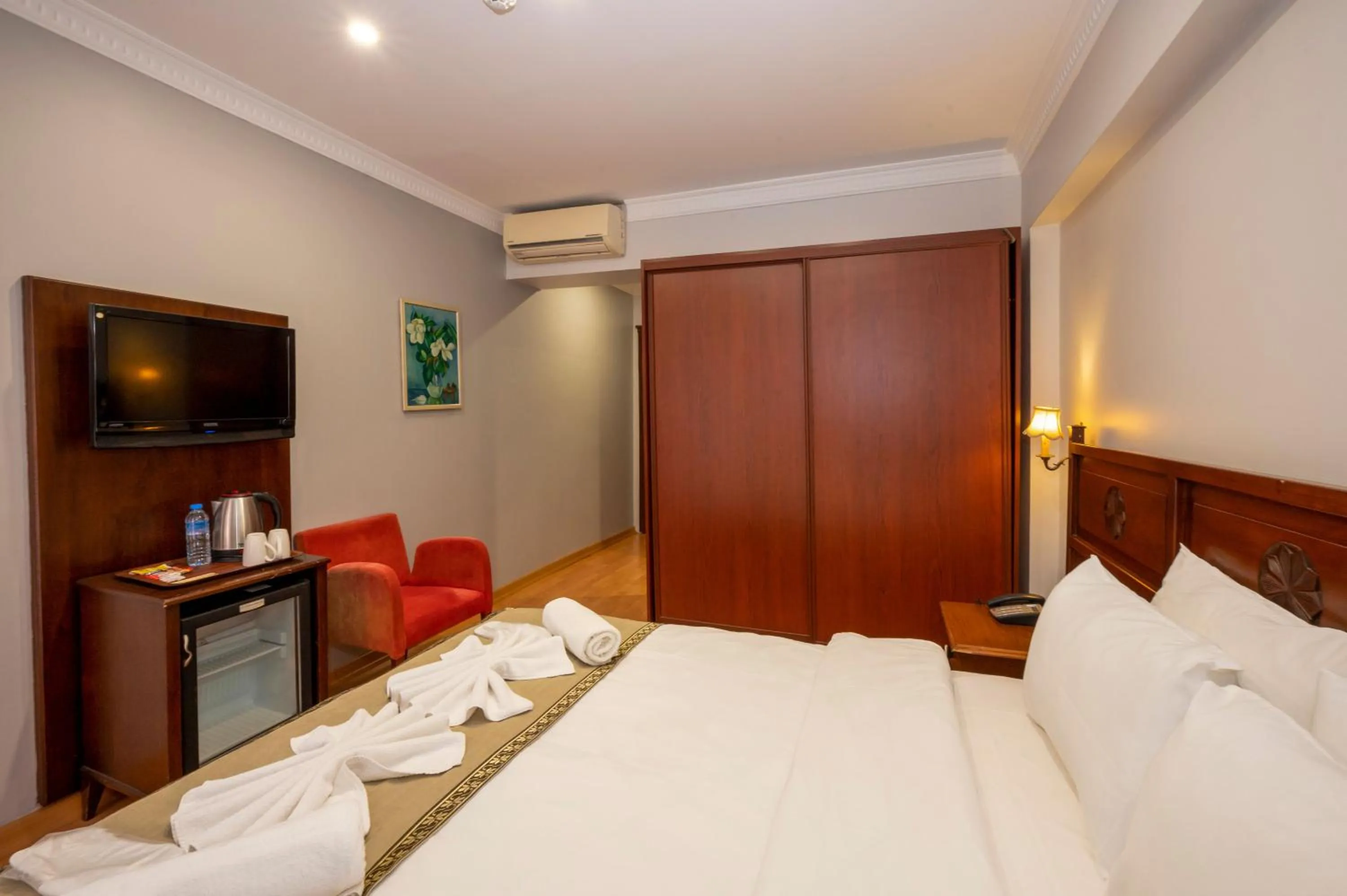 Communal lounge/ TV room, Bed in Valdivia Hotel