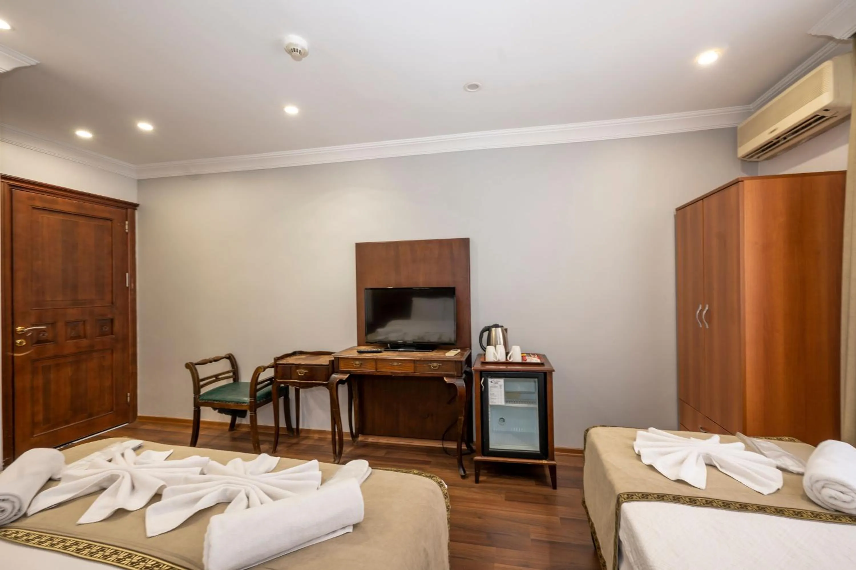 Communal lounge/ TV room, Bed in Valdivia Hotel