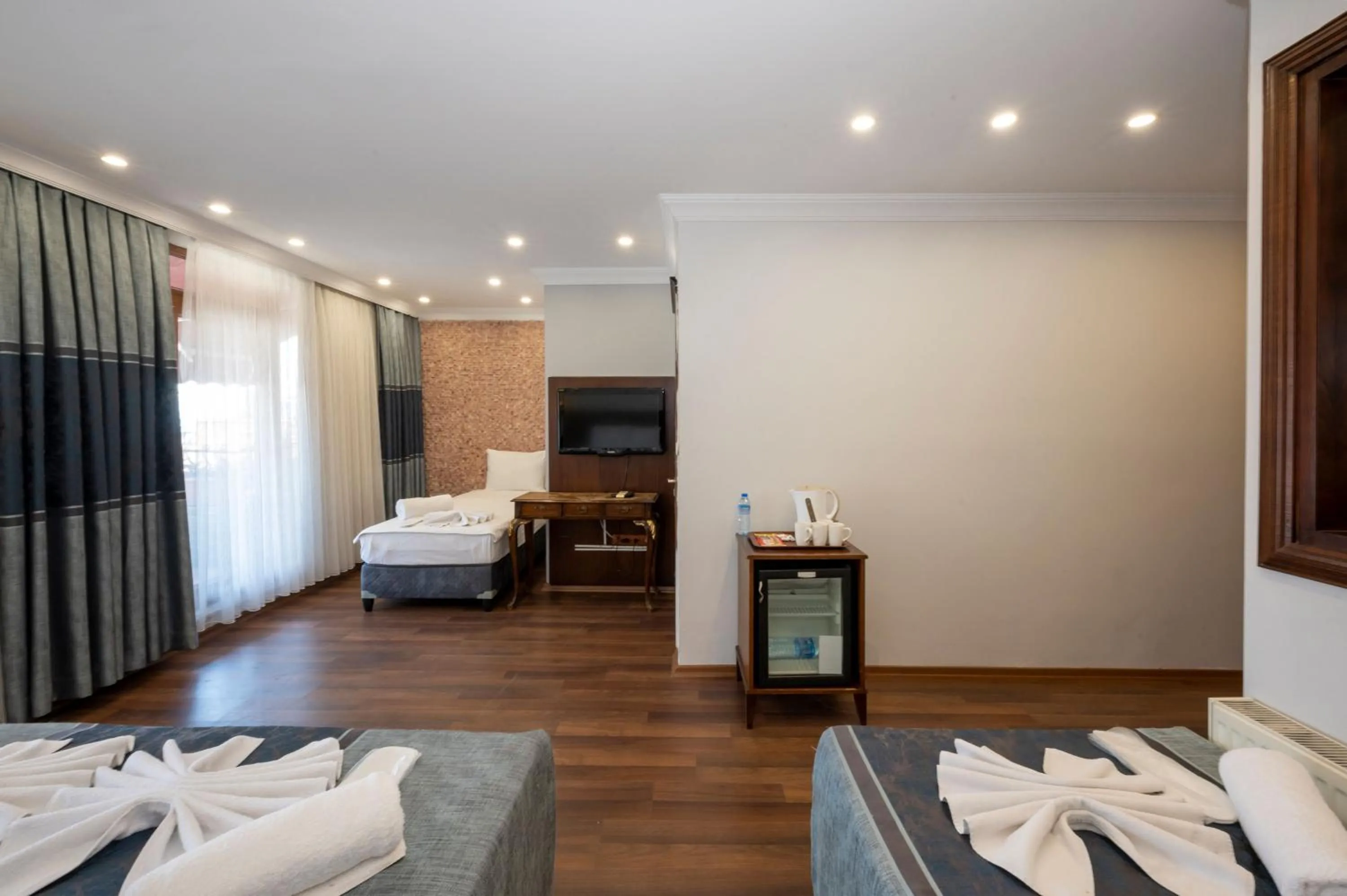 Communal lounge/ TV room, Bed in Valdivia Hotel