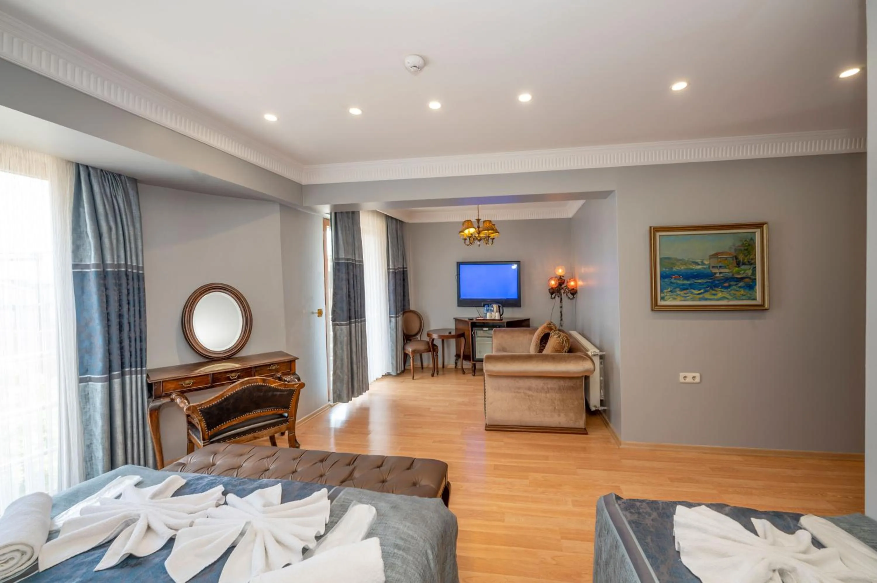 Communal lounge/ TV room, Bed in Valdivia Hotel