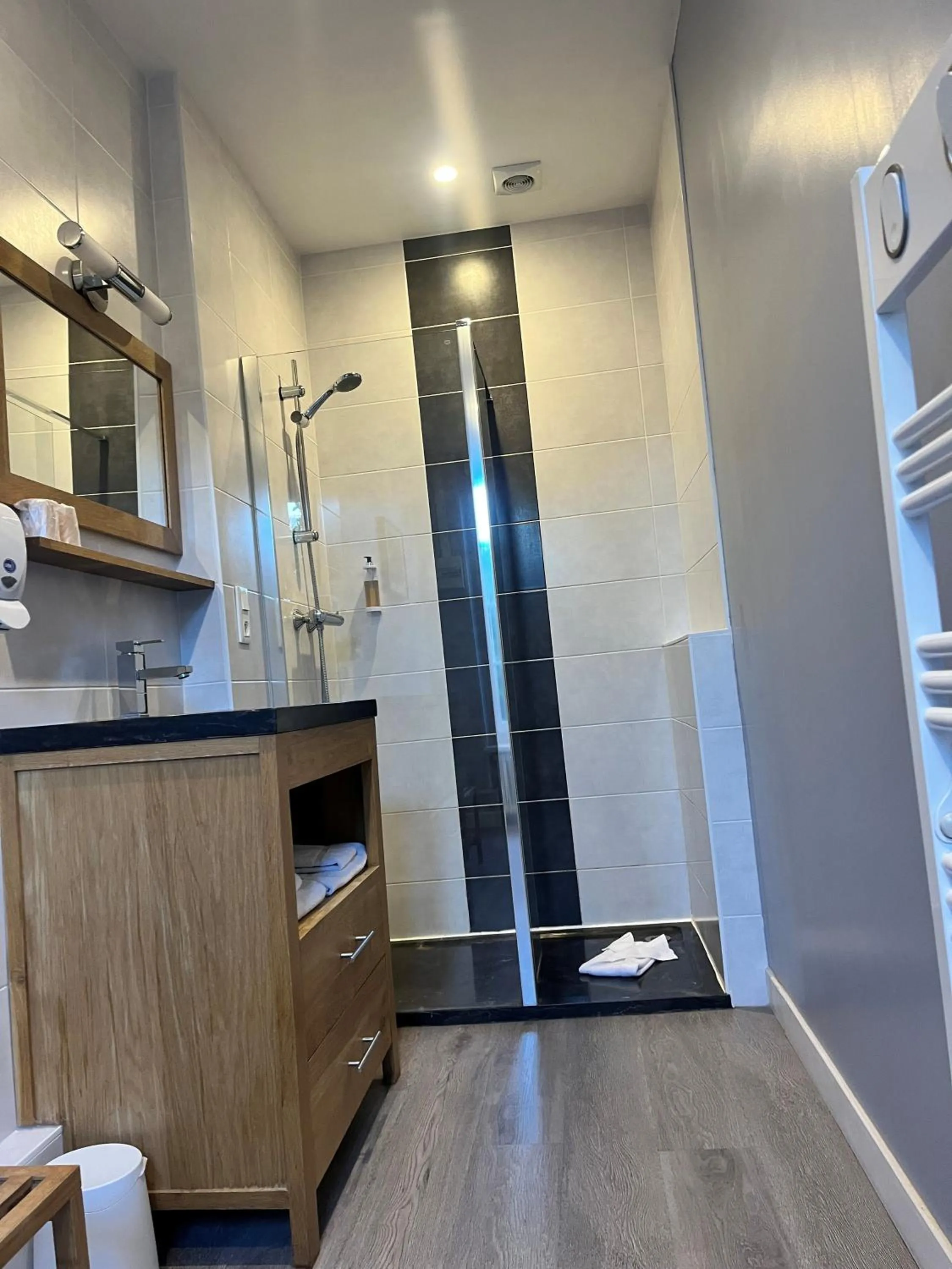 Bathroom in Hôtel de Bretagne