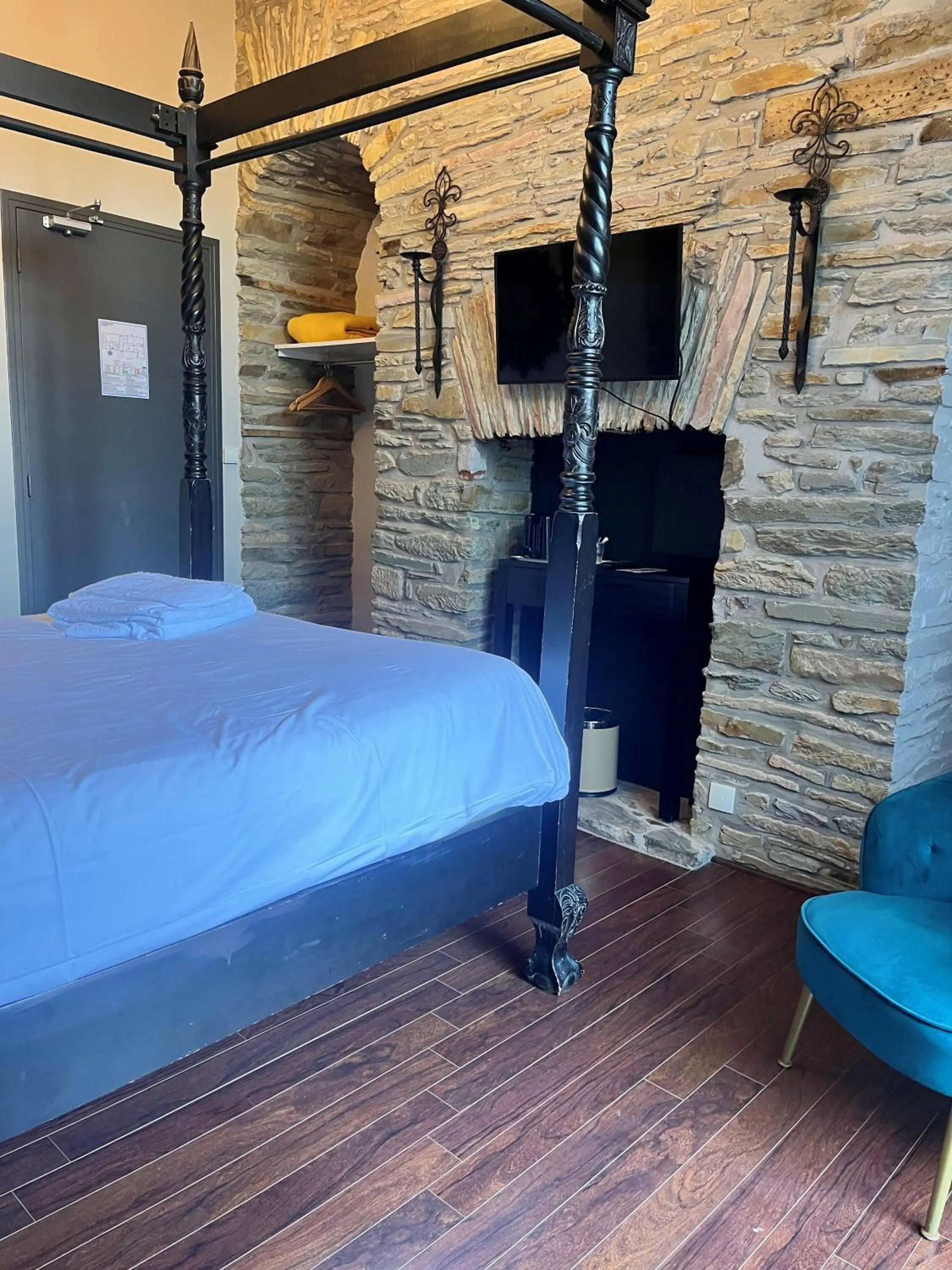 Bed in Hôtel de Bretagne - anciennement Queen Serenity Hotel