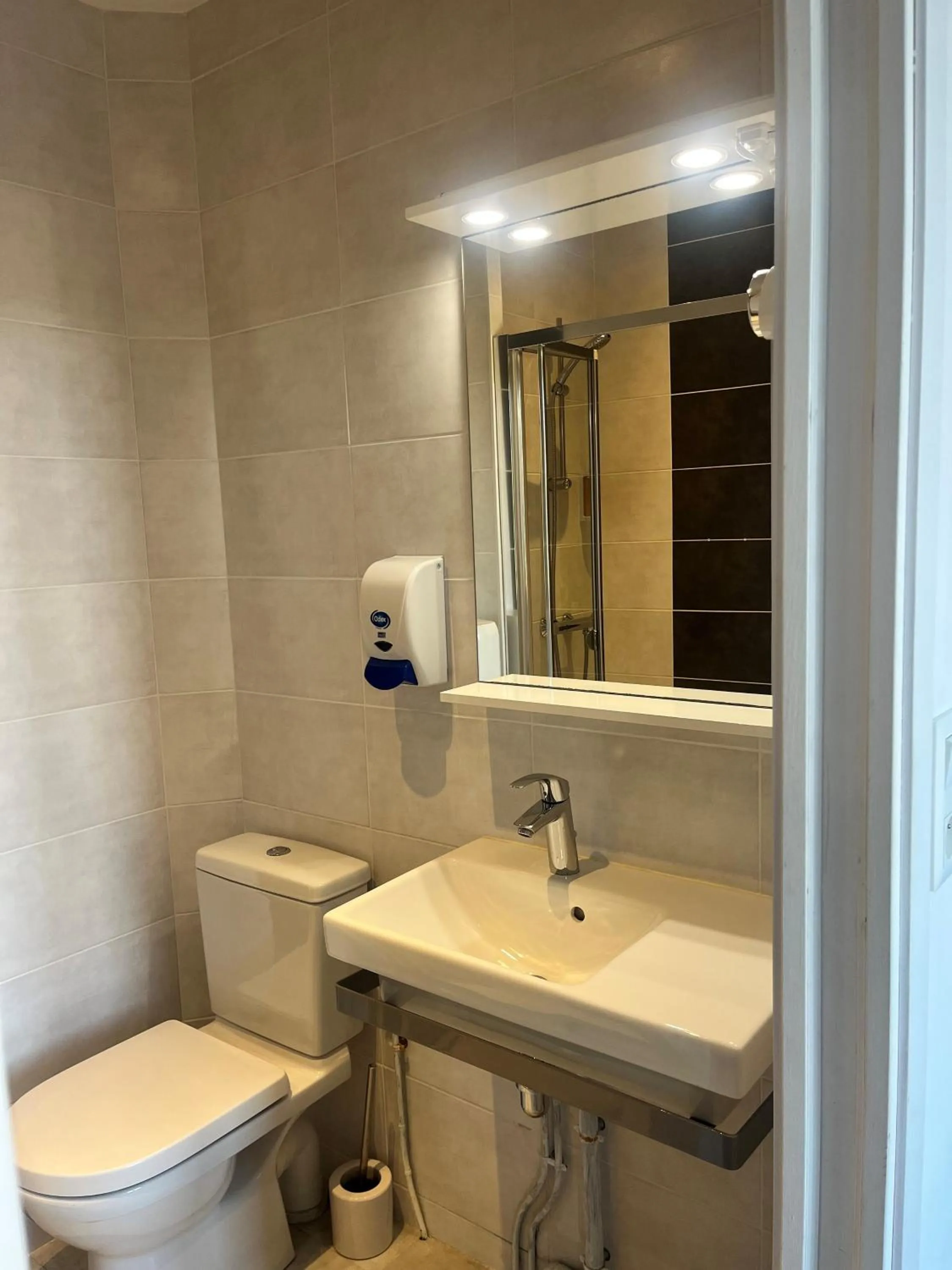 Hôtel de Bretagne - anciennement Queen Serenity Hotel