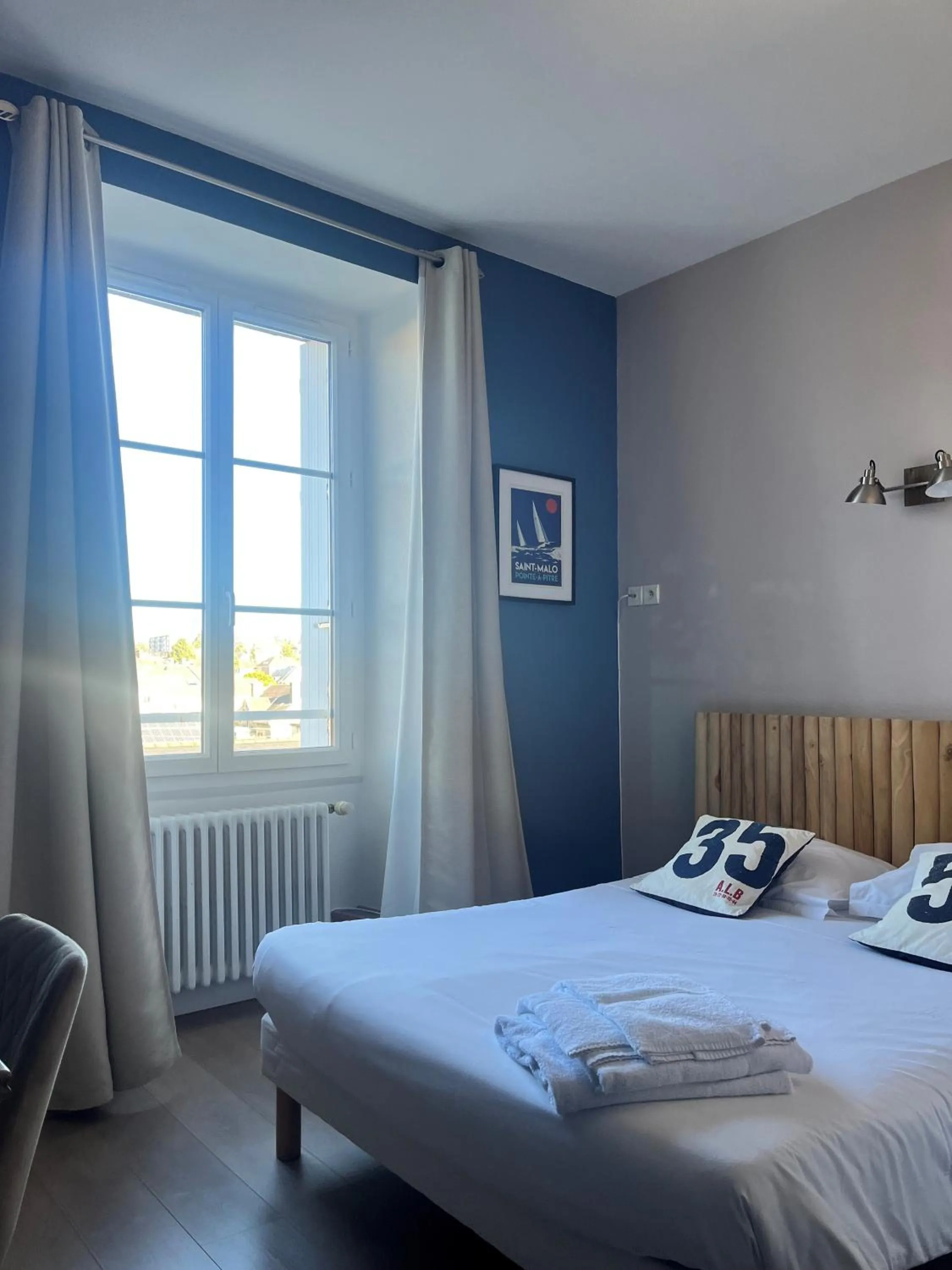 Bed in Hôtel de Bretagne