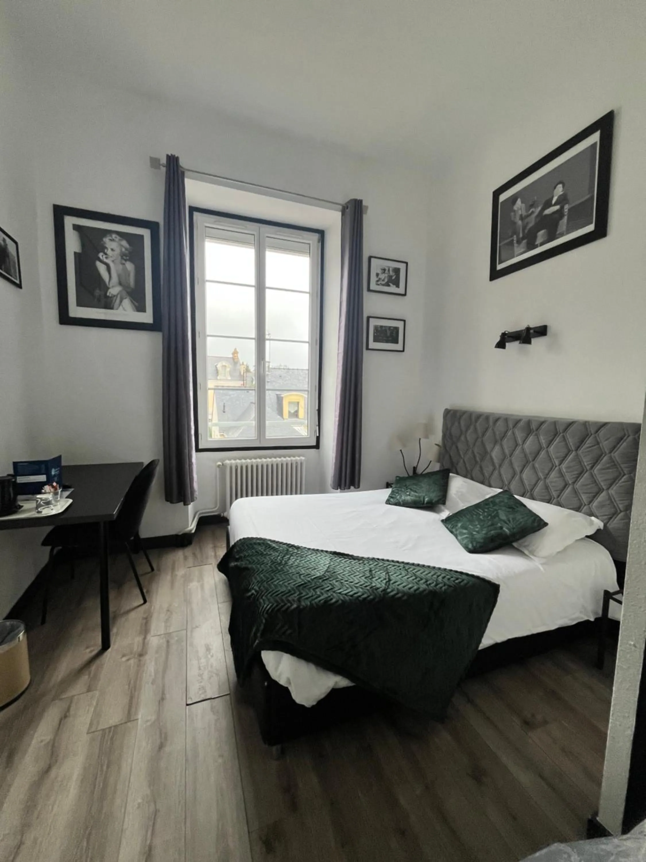 Photo of the whole room, Bed in Hôtel de Bretagne