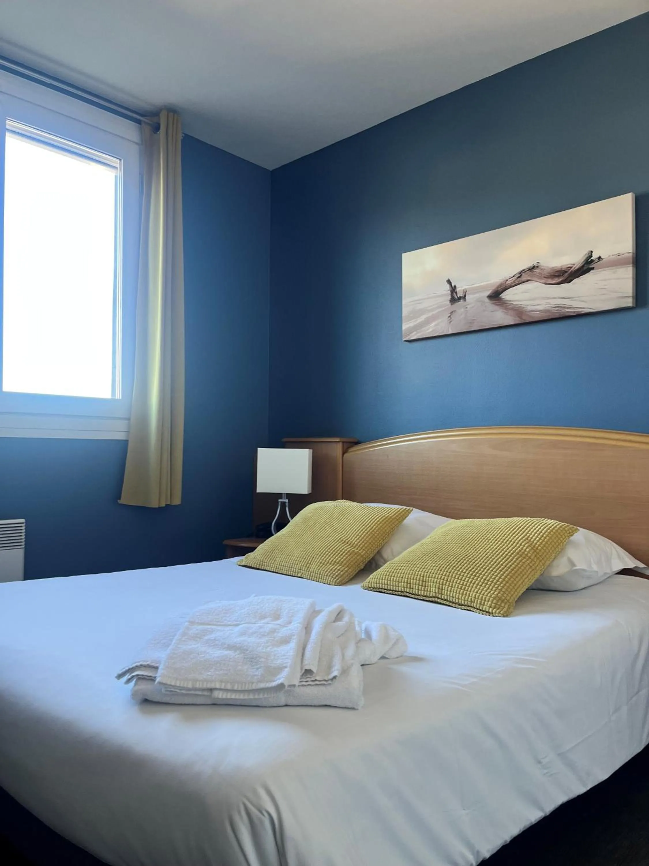 Bed in Hôtel de Bretagne - anciennement Queen Serenity Hotel