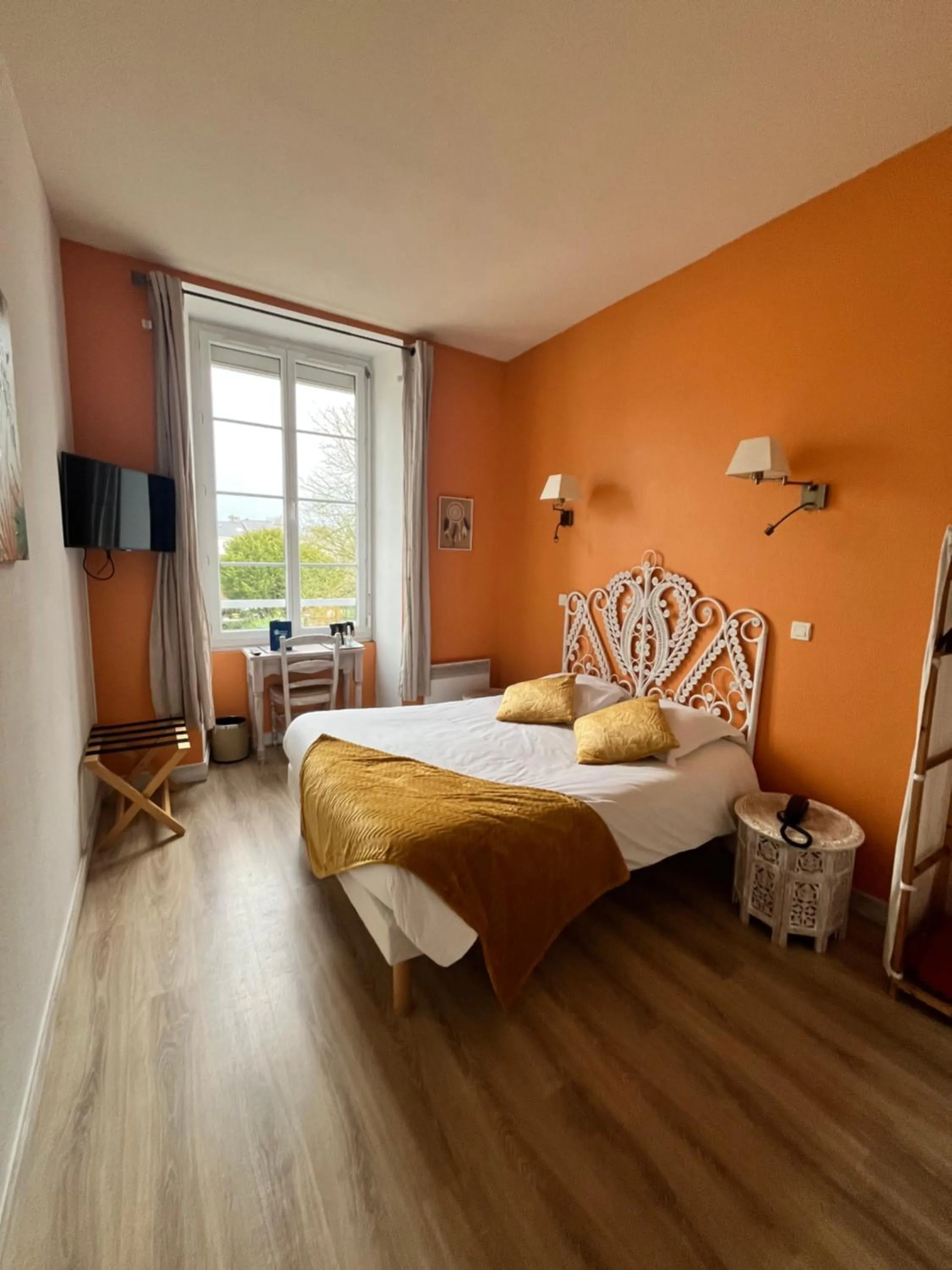 Photo of the whole room, Bed in Hôtel de Bretagne