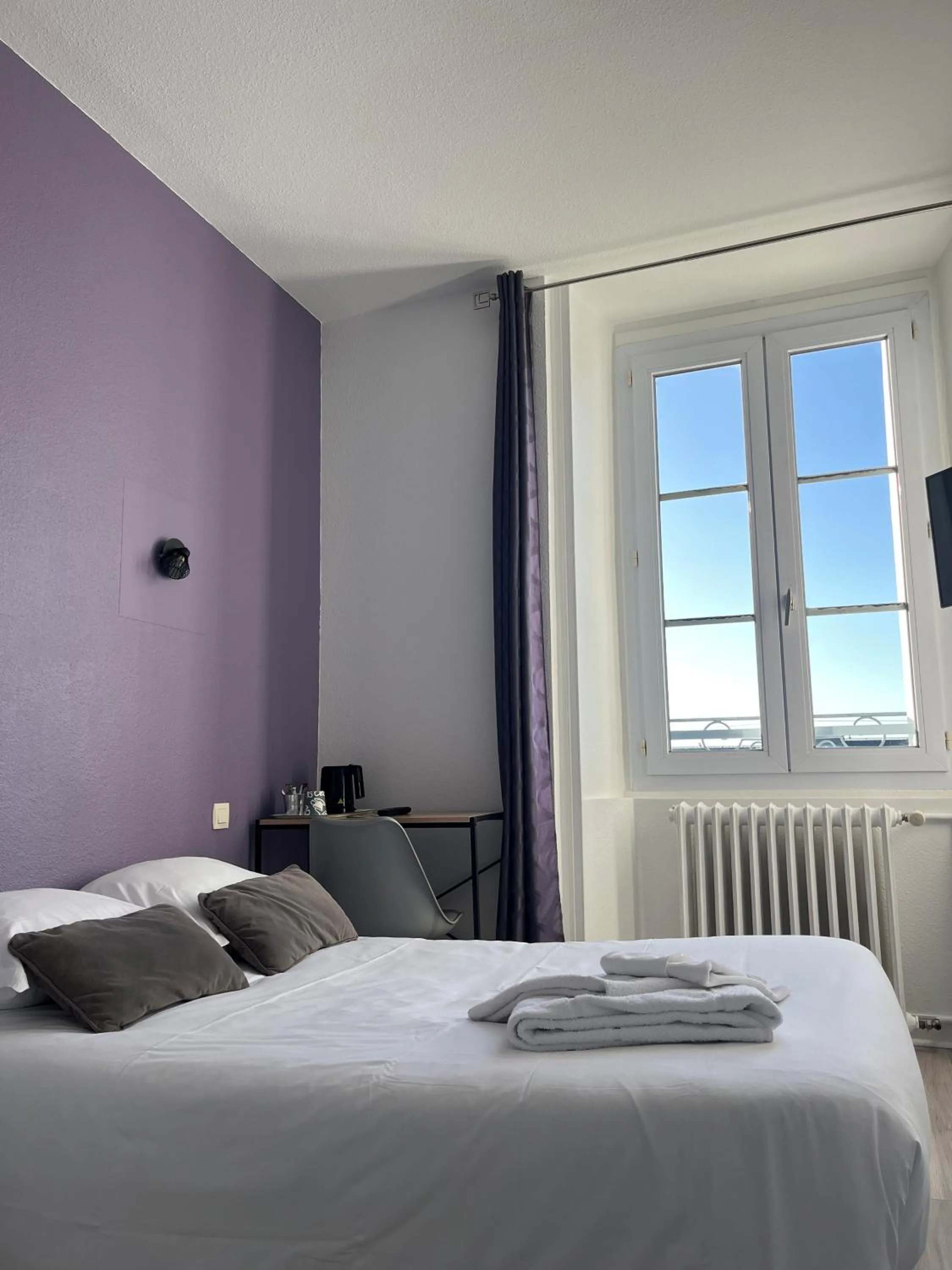 Bed in Hôtel de Bretagne - anciennement Queen Serenity Hotel