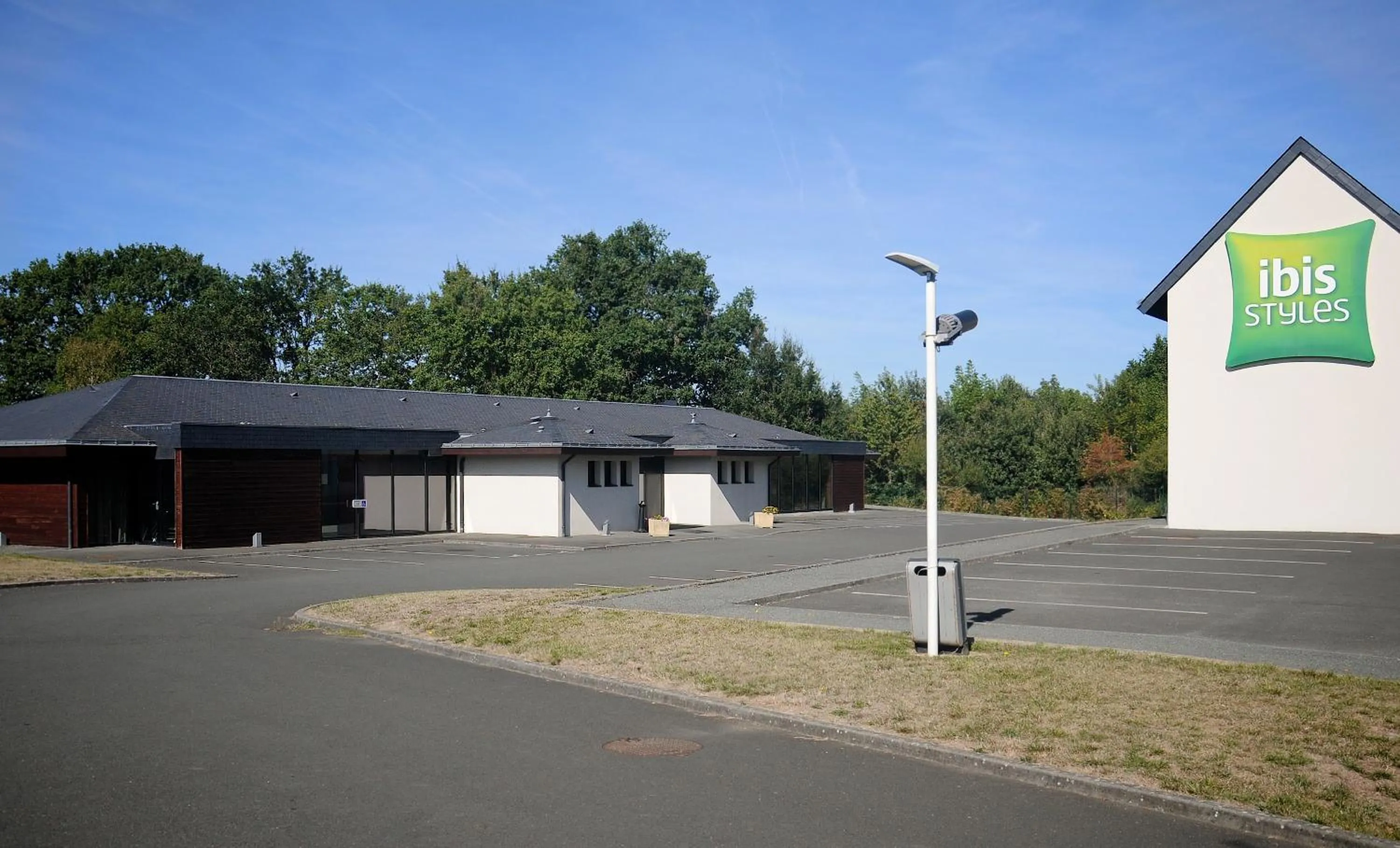 Property logo or sign in ibis Styles Segre