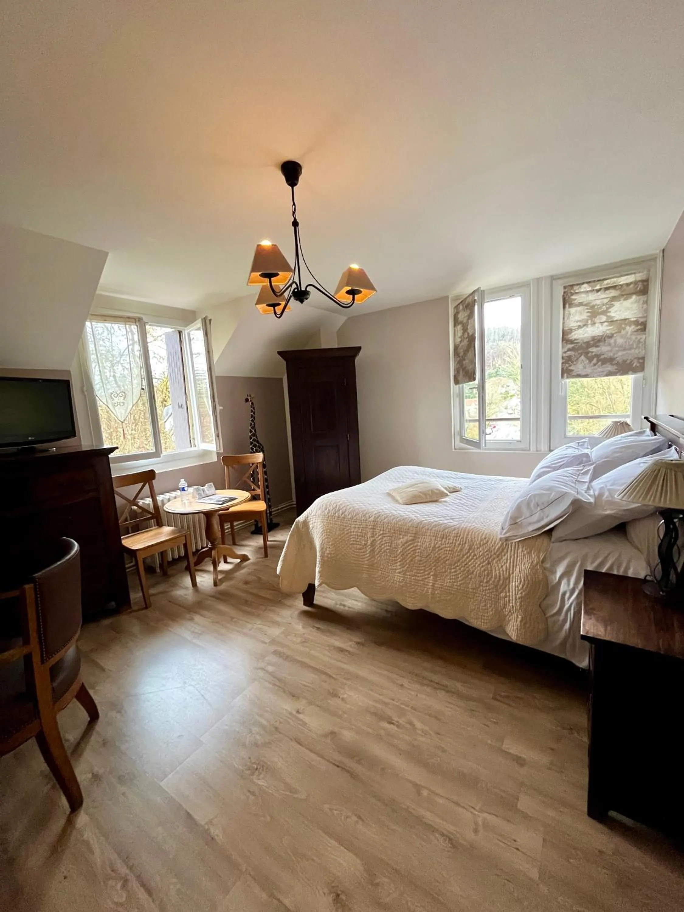 Photo of the whole room in Logis Hôtel De La Chapelle