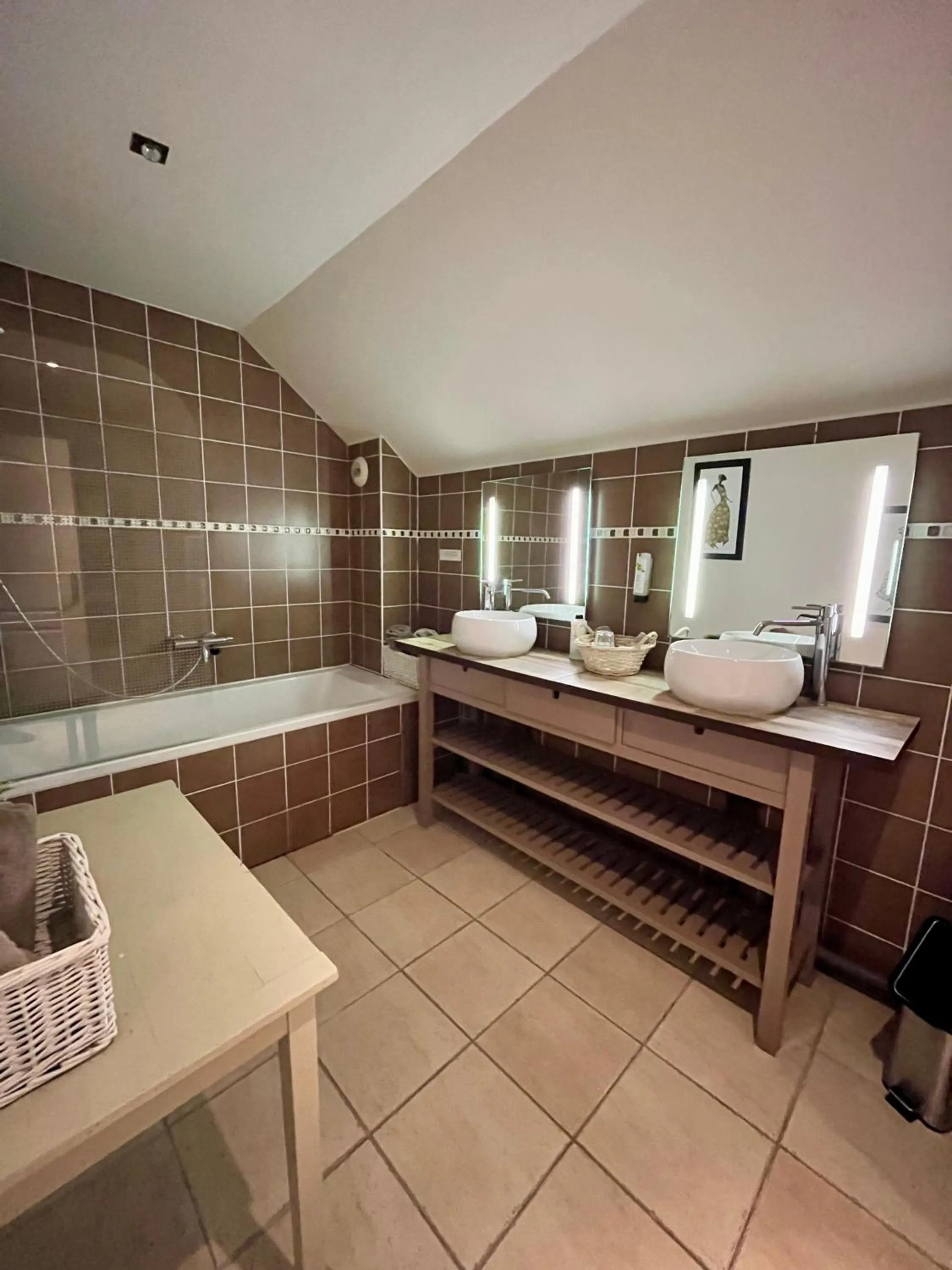 Bathroom in Logis Hôtel De La Chapelle